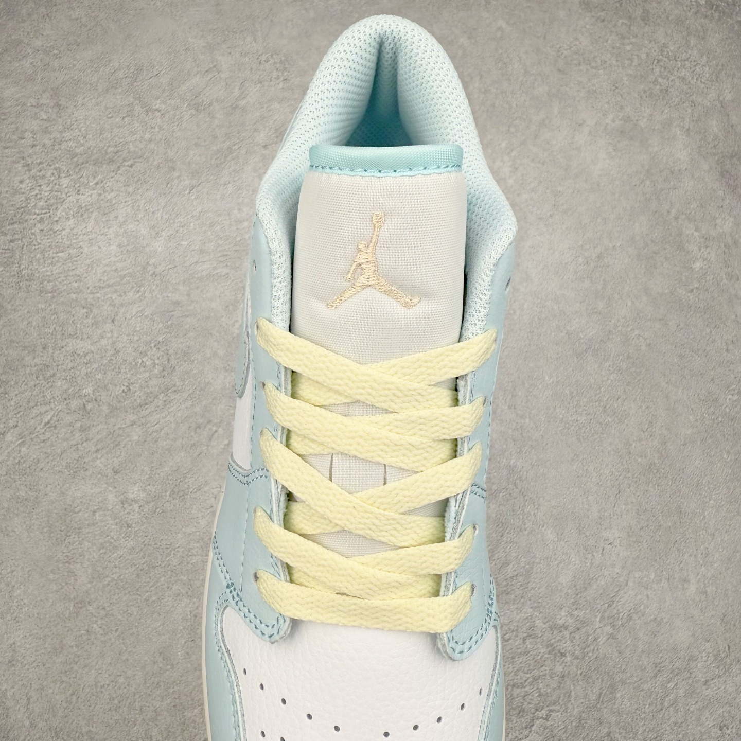 图片[5]-＃K版 Air Jordan AJ1 Low 低帮 浅蓝白 HJ5971-400 全新流水线出品 DT版本唯一平替选择 市场第二梯队最强版 全部原鞋开发 原楦原纸板开发 全鞋电脑针车 原厂内置全掌气垫 原盒内在原标 唯一Zp原版鞋带绑法 免检产品 全新2022版型 全头层皮料 完美零毛边处理 原厂配置全掌气垫 价格定位良心 几十个配色陆续出货 实拍调校N版已经零色差零失真 百分百还原实物色彩所见即所得 不存在货不对板色差等低级问题 选购参考实物拍摄 不混卖不参货 只用心做好货严格选品 承诺混一赔十 尺码：36 36.5 37.5 38 38.5 39 40 40.5 41 42 42.5 43 44 44.5 45-选品中心