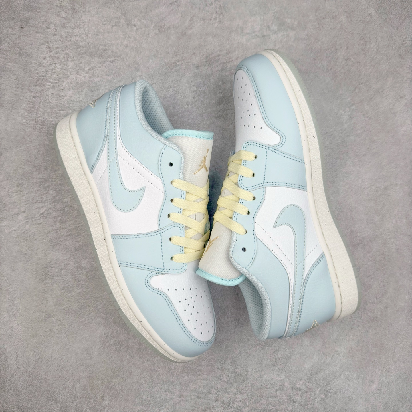 图片[3]-＃K版 Air Jordan AJ1 Low 低帮 浅蓝白 HJ5971-400 全新流水线出品 DT版本唯一平替选择 市场第二梯队最强版 全部原鞋开发 原楦原纸板开发 全鞋电脑针车 原厂内置全掌气垫 原盒内在原标 唯一Zp原版鞋带绑法 免检产品 全新2022版型 全头层皮料 完美零毛边处理 原厂配置全掌气垫 价格定位良心 几十个配色陆续出货 实拍调校N版已经零色差零失真 百分百还原实物色彩所见即所得 不存在货不对板色差等低级问题 选购参考实物拍摄 不混卖不参货 只用心做好货严格选品 承诺混一赔十 尺码：36 36.5 37.5 38 38.5 39 40 40.5 41 42 42.5 43 44 44.5 45-选品中心