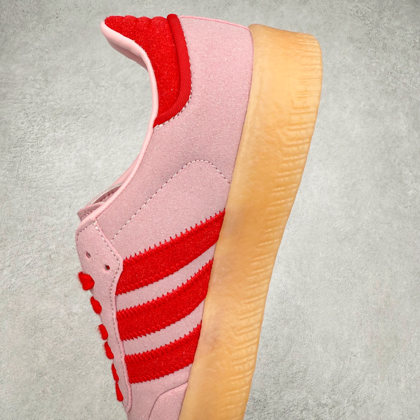 图片[7]-AD Samba XLG 桑巴舞加大厚底版系列德训风百搭松糕休闲运动板鞋生胶底 JS4500 自Originals Samba成功借势Blokecore风潮一跃成为街头巷尾的焦点鞋款后,不论是围绕Samba本身打造的各式「变种版本」,还是以Samba为蓝本打造联名鞋款,都成为了时尚潮流人士日常穿搭首选。Samba XLG是adidas Originals不断扩展XLG系列的一部分,旨在与年轻文化相契合,迎合那些希望通过个性时尚表达自我而不愿牺牲舒适度的年轻群体。街头时尚领域的Gen Z特别偏爱宽松的穿着风格。Samba XLG针对这一点做了创新。它在延续Samba OG经典设计的基础上,迎合年轻群体的穿着习惯,重塑为宽大的鞋身比例轮廓以及加厚中底,让消费者轻松展示自己独特的风格。全新的Samba XLG系列不仅迎合了当下年轻群体的穿搭习惯,加宽了鞋身比例以及将中底进一步增厚,在视觉比例上更加饱满,同时还保留了经典Samba的细节,这样一来,鞋迷朋友在穿搭上不仅能更加个性化,而且还能延续一定的复古感受。尺码：36 36⅔ 37⅓ 38 38⅔ 39⅓ 40 40⅔ 41⅓ 42 42⅔ 43⅓ 44 45-选品中心