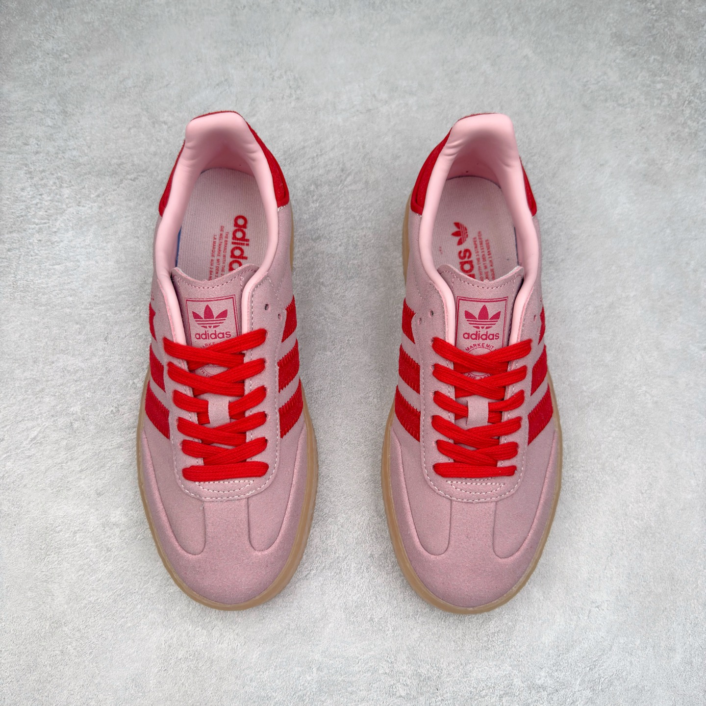 图片[2]-AD Samba XLG 桑巴舞加大厚底版系列德训风百搭松糕休闲运动板鞋生胶底 JS4500 自Originals Samba成功借势Blokecore风潮一跃成为街头巷尾的焦点鞋款后,不论是围绕Samba本身打造的各式「变种版本」,还是以Samba为蓝本打造联名鞋款,都成为了时尚潮流人士日常穿搭首选。Samba XLG是adidas Originals不断扩展XLG系列的一部分,旨在与年轻文化相契合,迎合那些希望通过个性时尚表达自我而不愿牺牲舒适度的年轻群体。街头时尚领域的Gen Z特别偏爱宽松的穿着风格。Samba XLG针对这一点做了创新。它在延续Samba OG经典设计的基础上,迎合年轻群体的穿着习惯,重塑为宽大的鞋身比例轮廓以及加厚中底,让消费者轻松展示自己独特的风格。全新的Samba XLG系列不仅迎合了当下年轻群体的穿搭习惯,加宽了鞋身比例以及将中底进一步增厚,在视觉比例上更加饱满,同时还保留了经典Samba的细节,这样一来,鞋迷朋友在穿搭上不仅能更加个性化,而且还能延续一定的复古感受。尺码：36 36⅔ 37⅓ 38 38⅔ 39⅓ 40 40⅔ 41⅓ 42 42⅔ 43⅓ 44 45-选品中心