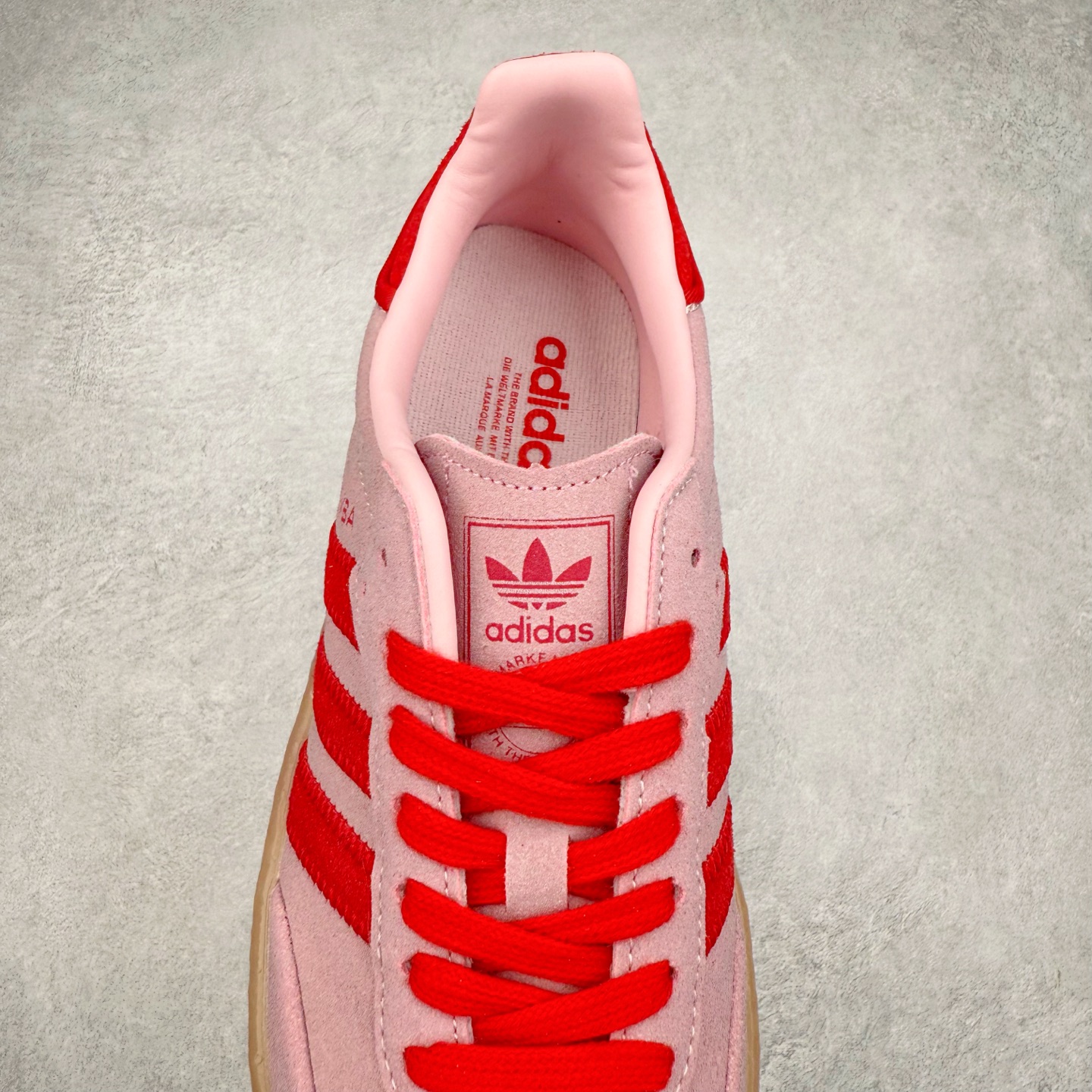 图片[5]-AD Samba XLG 桑巴舞加大厚底版系列德训风百搭松糕休闲运动板鞋生胶底 JS4500 自Originals Samba成功借势Blokecore风潮一跃成为街头巷尾的焦点鞋款后,不论是围绕Samba本身打造的各式「变种版本」,还是以Samba为蓝本打造联名鞋款,都成为了时尚潮流人士日常穿搭首选。Samba XLG是adidas Originals不断扩展XLG系列的一部分,旨在与年轻文化相契合,迎合那些希望通过个性时尚表达自我而不愿牺牲舒适度的年轻群体。街头时尚领域的Gen Z特别偏爱宽松的穿着风格。Samba XLG针对这一点做了创新。它在延续Samba OG经典设计的基础上,迎合年轻群体的穿着习惯,重塑为宽大的鞋身比例轮廓以及加厚中底,让消费者轻松展示自己独特的风格。全新的Samba XLG系列不仅迎合了当下年轻群体的穿搭习惯,加宽了鞋身比例以及将中底进一步增厚,在视觉比例上更加饱满,同时还保留了经典Samba的细节,这样一来,鞋迷朋友在穿搭上不仅能更加个性化,而且还能延续一定的复古感受。尺码：36 36⅔ 37⅓ 38 38⅔ 39⅓ 40 40⅔ 41⅓ 42 42⅔ 43⅓ 44 45-选品中心