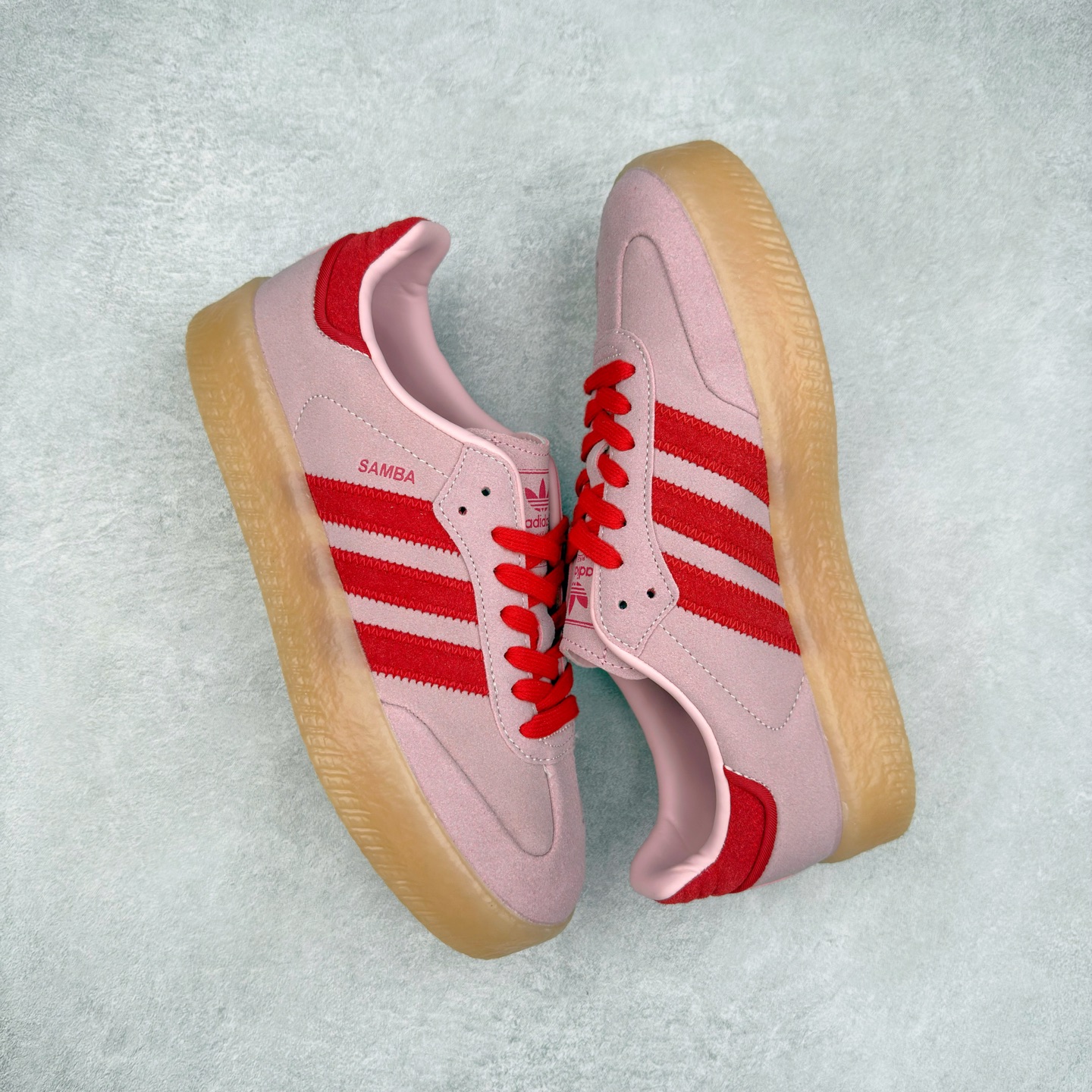 图片[3]-AD Samba XLG 桑巴舞加大厚底版系列德训风百搭松糕休闲运动板鞋生胶底 JS4500 自Originals Samba成功借势Blokecore风潮一跃成为街头巷尾的焦点鞋款后,不论是围绕Samba本身打造的各式「变种版本」,还是以Samba为蓝本打造联名鞋款,都成为了时尚潮流人士日常穿搭首选。Samba XLG是adidas Originals不断扩展XLG系列的一部分,旨在与年轻文化相契合,迎合那些希望通过个性时尚表达自我而不愿牺牲舒适度的年轻群体。街头时尚领域的Gen Z特别偏爱宽松的穿着风格。Samba XLG针对这一点做了创新。它在延续Samba OG经典设计的基础上,迎合年轻群体的穿着习惯,重塑为宽大的鞋身比例轮廓以及加厚中底,让消费者轻松展示自己独特的风格。全新的Samba XLG系列不仅迎合了当下年轻群体的穿搭习惯,加宽了鞋身比例以及将中底进一步增厚,在视觉比例上更加饱满,同时还保留了经典Samba的细节,这样一来,鞋迷朋友在穿搭上不仅能更加个性化,而且还能延续一定的复古感受。尺码：36 36⅔ 37⅓ 38 38⅔ 39⅓ 40 40⅔ 41⅓ 42 42⅔ 43⅓ 44 45-选品中心