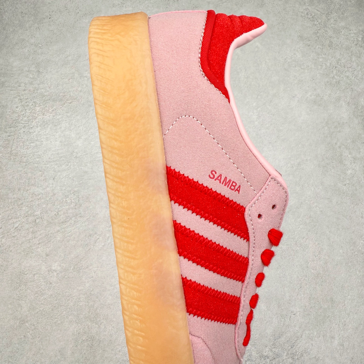 图片[6]-AD Samba XLG 桑巴舞加大厚底版系列德训风百搭松糕休闲运动板鞋生胶底 JS4500 自Originals Samba成功借势Blokecore风潮一跃成为街头巷尾的焦点鞋款后,不论是围绕Samba本身打造的各式「变种版本」,还是以Samba为蓝本打造联名鞋款,都成为了时尚潮流人士日常穿搭首选。Samba XLG是adidas Originals不断扩展XLG系列的一部分,旨在与年轻文化相契合,迎合那些希望通过个性时尚表达自我而不愿牺牲舒适度的年轻群体。街头时尚领域的Gen Z特别偏爱宽松的穿着风格。Samba XLG针对这一点做了创新。它在延续Samba OG经典设计的基础上,迎合年轻群体的穿着习惯,重塑为宽大的鞋身比例轮廓以及加厚中底,让消费者轻松展示自己独特的风格。全新的Samba XLG系列不仅迎合了当下年轻群体的穿搭习惯,加宽了鞋身比例以及将中底进一步增厚,在视觉比例上更加饱满,同时还保留了经典Samba的细节,这样一来,鞋迷朋友在穿搭上不仅能更加个性化,而且还能延续一定的复古感受。尺码：36 36⅔ 37⅓ 38 38⅔ 39⅓ 40 40⅔ 41⅓ 42 42⅔ 43⅓ 44 45-选品中心