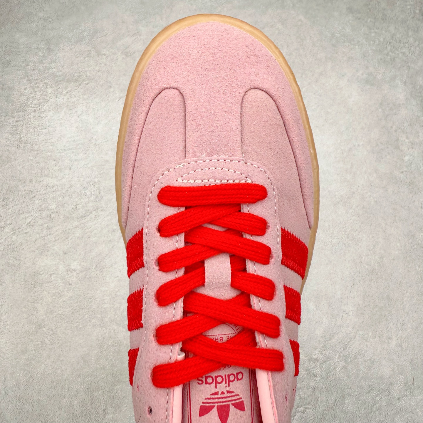 图片[4]-AD Samba XLG 桑巴舞加大厚底版系列德训风百搭松糕休闲运动板鞋生胶底 JS4500 自Originals Samba成功借势Blokecore风潮一跃成为街头巷尾的焦点鞋款后,不论是围绕Samba本身打造的各式「变种版本」,还是以Samba为蓝本打造联名鞋款,都成为了时尚潮流人士日常穿搭首选。Samba XLG是adidas Originals不断扩展XLG系列的一部分,旨在与年轻文化相契合,迎合那些希望通过个性时尚表达自我而不愿牺牲舒适度的年轻群体。街头时尚领域的Gen Z特别偏爱宽松的穿着风格。Samba XLG针对这一点做了创新。它在延续Samba OG经典设计的基础上,迎合年轻群体的穿着习惯,重塑为宽大的鞋身比例轮廓以及加厚中底,让消费者轻松展示自己独特的风格。全新的Samba XLG系列不仅迎合了当下年轻群体的穿搭习惯,加宽了鞋身比例以及将中底进一步增厚,在视觉比例上更加饱满,同时还保留了经典Samba的细节,这样一来,鞋迷朋友在穿搭上不仅能更加个性化,而且还能延续一定的复古感受。尺码：36 36⅔ 37⅓ 38 38⅔ 39⅓ 40 40⅔ 41⅓ 42 42⅔ 43⅓ 44 45-选品中心