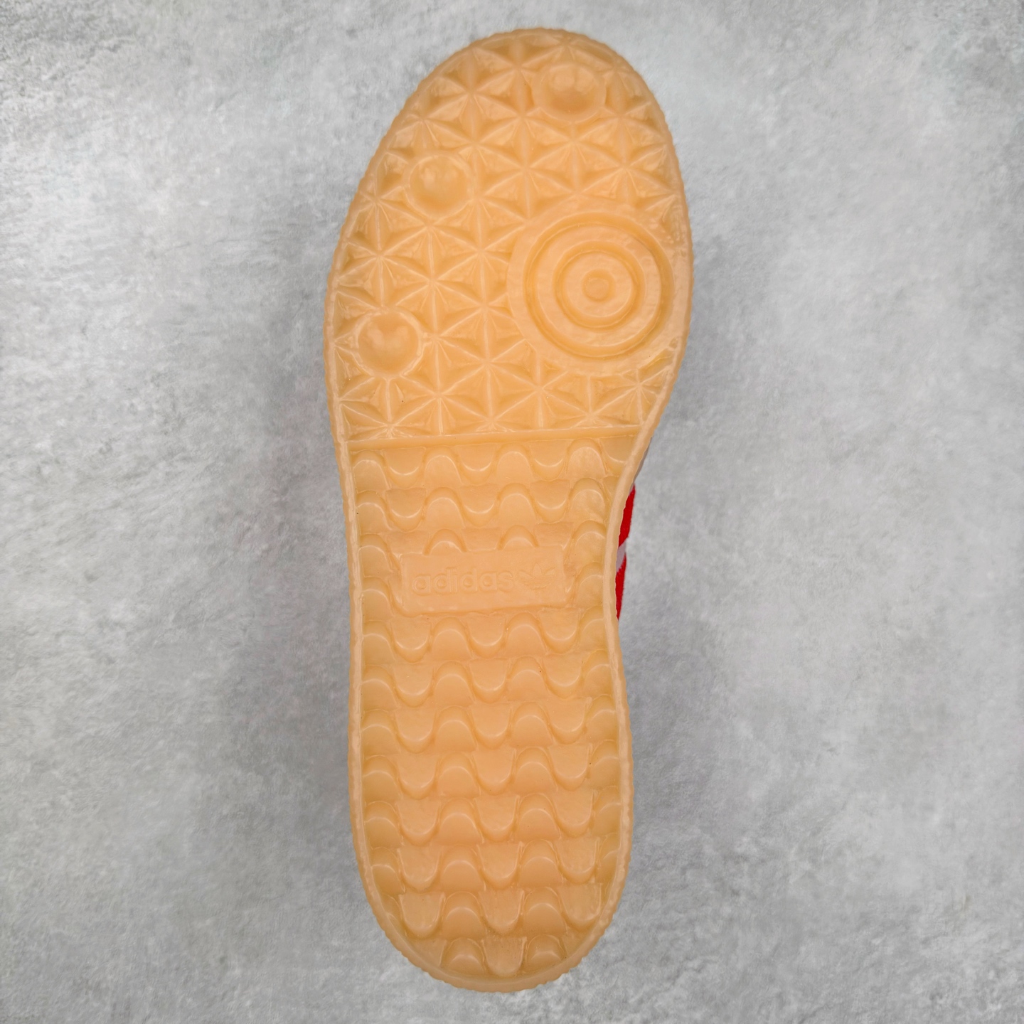 图片[9]-AD Samba XLG 桑巴舞加大厚底版系列德训风百搭松糕休闲运动板鞋生胶底 JS4500 自Originals Samba成功借势Blokecore风潮一跃成为街头巷尾的焦点鞋款后,不论是围绕Samba本身打造的各式「变种版本」,还是以Samba为蓝本打造联名鞋款,都成为了时尚潮流人士日常穿搭首选。Samba XLG是adidas Originals不断扩展XLG系列的一部分,旨在与年轻文化相契合,迎合那些希望通过个性时尚表达自我而不愿牺牲舒适度的年轻群体。街头时尚领域的Gen Z特别偏爱宽松的穿着风格。Samba XLG针对这一点做了创新。它在延续Samba OG经典设计的基础上,迎合年轻群体的穿着习惯,重塑为宽大的鞋身比例轮廓以及加厚中底,让消费者轻松展示自己独特的风格。全新的Samba XLG系列不仅迎合了当下年轻群体的穿搭习惯,加宽了鞋身比例以及将中底进一步增厚,在视觉比例上更加饱满,同时还保留了经典Samba的细节,这样一来,鞋迷朋友在穿搭上不仅能更加个性化,而且还能延续一定的复古感受。尺码：36 36⅔ 37⅓ 38 38⅔ 39⅓ 40 40⅔ 41⅓ 42 42⅔ 43⅓ 44 45-选品中心