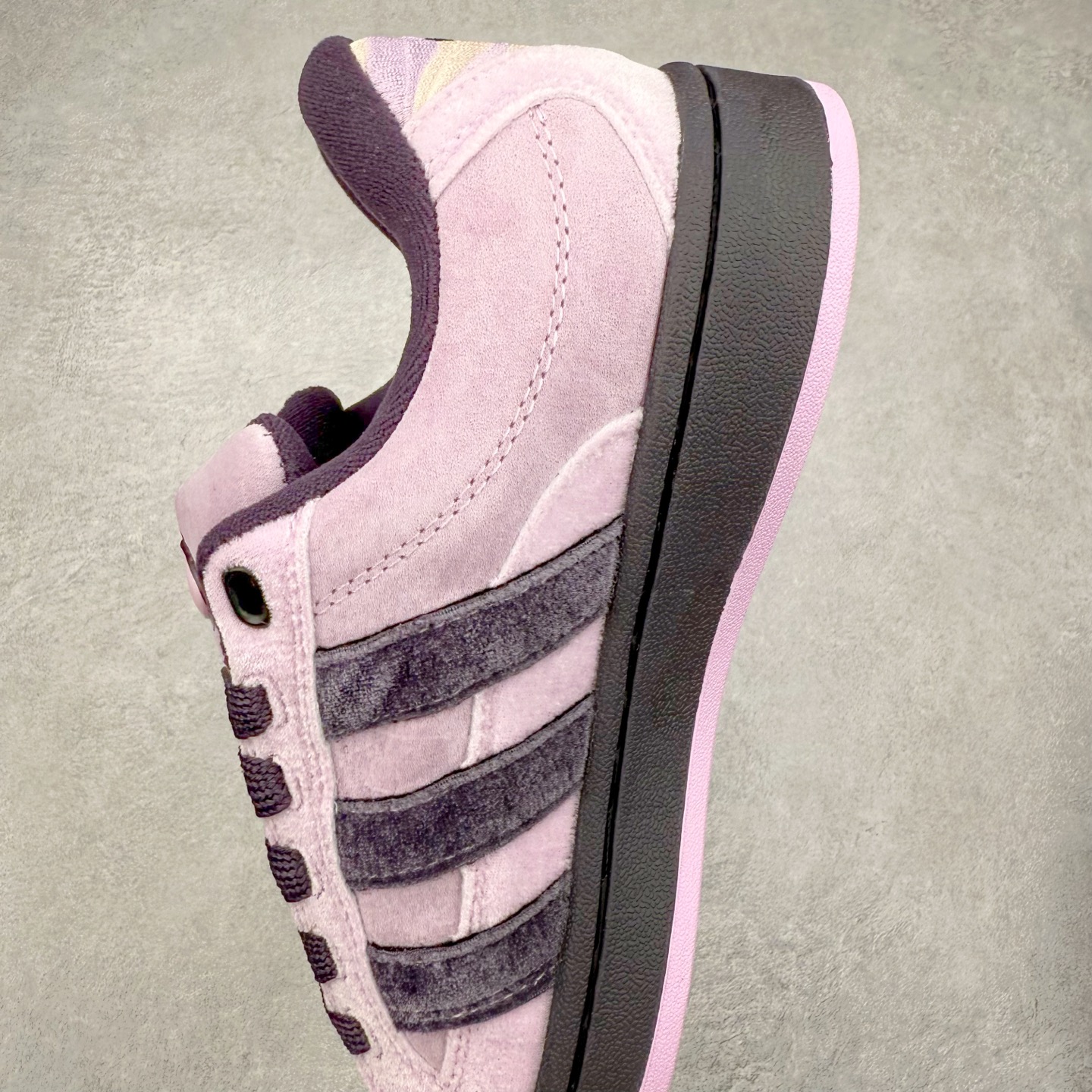 图片[7]-＃C版纯原 AD Originals Campus 00s BETA 学院系列面包风经典复古低帮百搭休闲运动板鞋 JR8053 原鞋开发 正确版型 市面唯一全鞋采用原厂头层SD皮料 正确宽版鞋盒 清洁度完美 诠释最高工艺 这次 Originals 选择了以经典复古鞋型 Campus 为蓝本打造全新面包鞋 这款鞋型联名不断 冠希当年对它更是钟爱有加 论牌面丝毫不输贝壳头、Forum 等大热鞋型 这次 Campus 一改 80 年代的瘦长造型 鞋舌、鞋身、鞋底甚至细节都变大了 营造出千禧年前后流行的面包鞋宽大廓形 因此鞋名改为 Campus 00s 鞋身采用绒面皮料搭配白色常规皮革 质感上还是延续了经典 Campus 的设计 鞋舌填充更加饱满 让鞋款整体看起来更加圆润 搭配上这款浅蓝配色 「蓝胖子」造型真的很可爱 鞋舌还加入了与以往 Campus 不同的全新三叶草 Logo 令造型更具千禧气息 鞋带也采用了加宽的设计 如果你不喜欢 这次还附送了传统鞋带可以替换 鞋底采用了米黄做旧设计 凸显鞋款的复古年代感 除了清新可人的浅蓝配色 还有一款酷灰配色 造型更加硬朗复古 而且相比浅蓝配色更加耐脏 尺码：36 36⅔ 37⅓ 38 38⅔ 39⅓ 40 40⅔ 41⅓ 42 42⅔ 43⅓ 44 44 ⅓ 45-选品中心