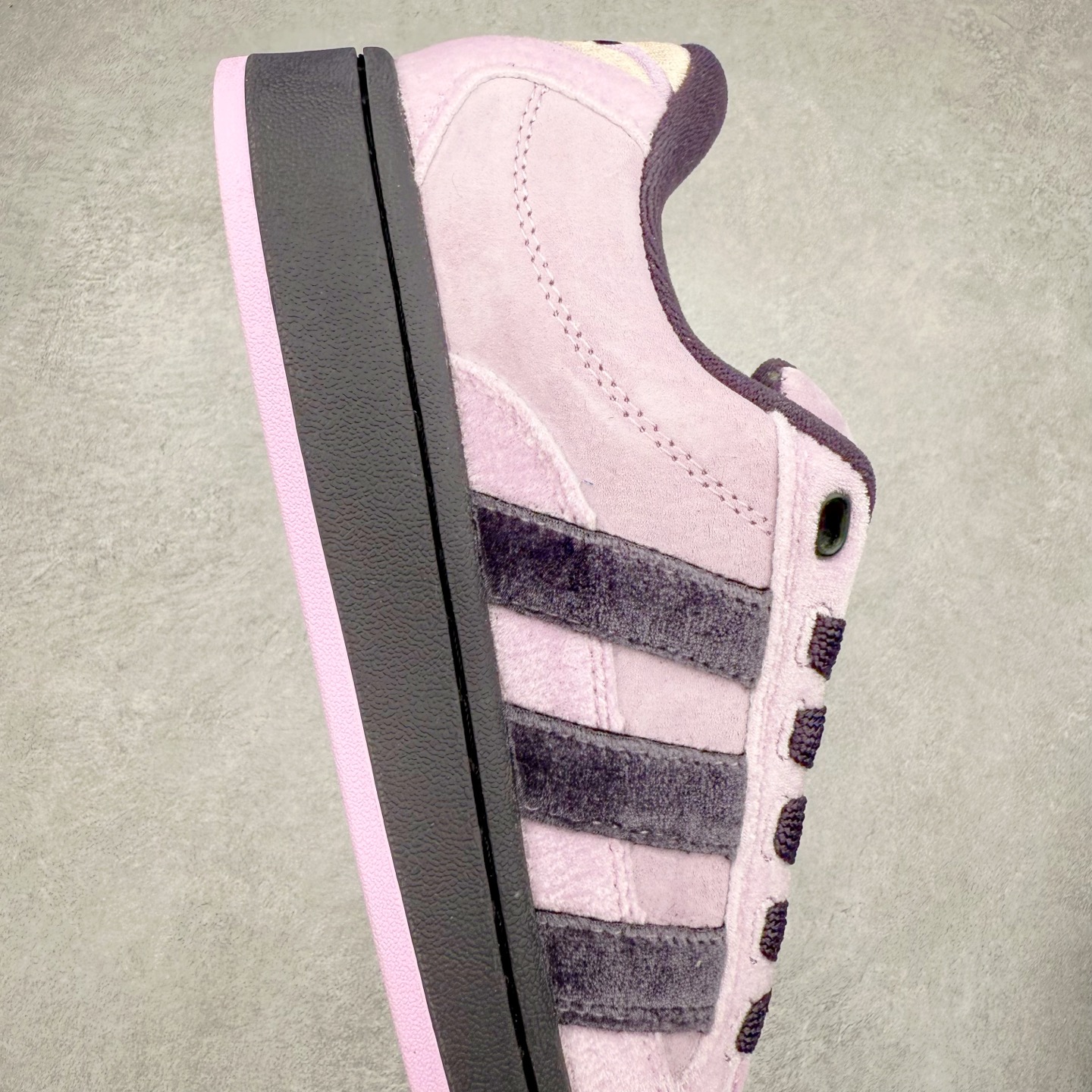 图片[6]-＃C版纯原 AD Originals Campus 00s BETA 学院系列面包风经典复古低帮百搭休闲运动板鞋 JR8053 原鞋开发 正确版型 市面唯一全鞋采用原厂头层SD皮料 正确宽版鞋盒 清洁度完美 诠释最高工艺 这次 Originals 选择了以经典复古鞋型 Campus 为蓝本打造全新面包鞋 这款鞋型联名不断 冠希当年对它更是钟爱有加 论牌面丝毫不输贝壳头、Forum 等大热鞋型 这次 Campus 一改 80 年代的瘦长造型 鞋舌、鞋身、鞋底甚至细节都变大了 营造出千禧年前后流行的面包鞋宽大廓形 因此鞋名改为 Campus 00s 鞋身采用绒面皮料搭配白色常规皮革 质感上还是延续了经典 Campus 的设计 鞋舌填充更加饱满 让鞋款整体看起来更加圆润 搭配上这款浅蓝配色 「蓝胖子」造型真的很可爱 鞋舌还加入了与以往 Campus 不同的全新三叶草 Logo 令造型更具千禧气息 鞋带也采用了加宽的设计 如果你不喜欢 这次还附送了传统鞋带可以替换 鞋底采用了米黄做旧设计 凸显鞋款的复古年代感 除了清新可人的浅蓝配色 还有一款酷灰配色 造型更加硬朗复古 而且相比浅蓝配色更加耐脏 尺码：36 36⅔ 37⅓ 38 38⅔ 39⅓ 40 40⅔ 41⅓ 42 42⅔ 43⅓ 44 44 ⅓ 45-选品中心