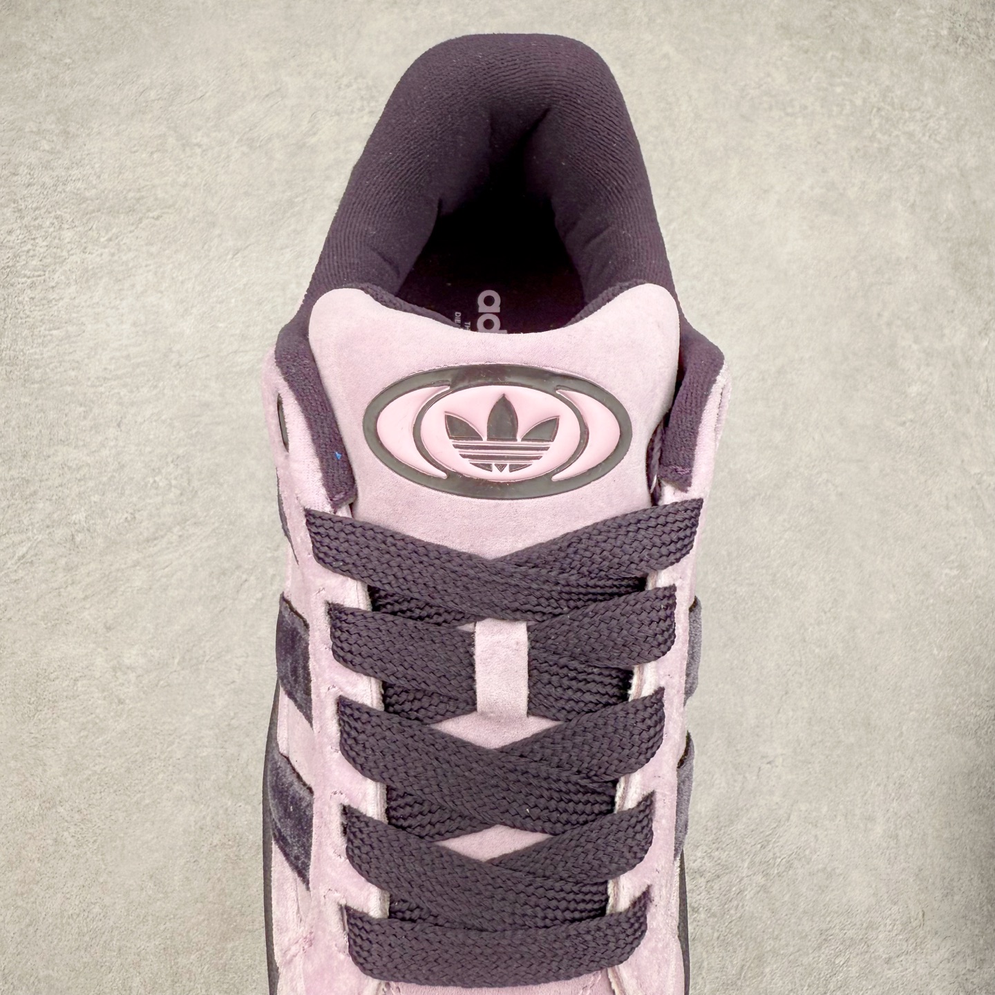 图片[5]-＃C版纯原 AD Originals Campus 00s BETA 学院系列面包风经典复古低帮百搭休闲运动板鞋 JR8053 原鞋开发 正确版型 市面唯一全鞋采用原厂头层SD皮料 正确宽版鞋盒 清洁度完美 诠释最高工艺 这次 Originals 选择了以经典复古鞋型 Campus 为蓝本打造全新面包鞋 这款鞋型联名不断 冠希当年对它更是钟爱有加 论牌面丝毫不输贝壳头、Forum 等大热鞋型 这次 Campus 一改 80 年代的瘦长造型 鞋舌、鞋身、鞋底甚至细节都变大了 营造出千禧年前后流行的面包鞋宽大廓形 因此鞋名改为 Campus 00s 鞋身采用绒面皮料搭配白色常规皮革 质感上还是延续了经典 Campus 的设计 鞋舌填充更加饱满 让鞋款整体看起来更加圆润 搭配上这款浅蓝配色 「蓝胖子」造型真的很可爱 鞋舌还加入了与以往 Campus 不同的全新三叶草 Logo 令造型更具千禧气息 鞋带也采用了加宽的设计 如果你不喜欢 这次还附送了传统鞋带可以替换 鞋底采用了米黄做旧设计 凸显鞋款的复古年代感 除了清新可人的浅蓝配色 还有一款酷灰配色 造型更加硬朗复古 而且相比浅蓝配色更加耐脏 尺码：36 36⅔ 37⅓ 38 38⅔ 39⅓ 40 40⅔ 41⅓ 42 42⅔ 43⅓ 44 44 ⅓ 45-选品中心