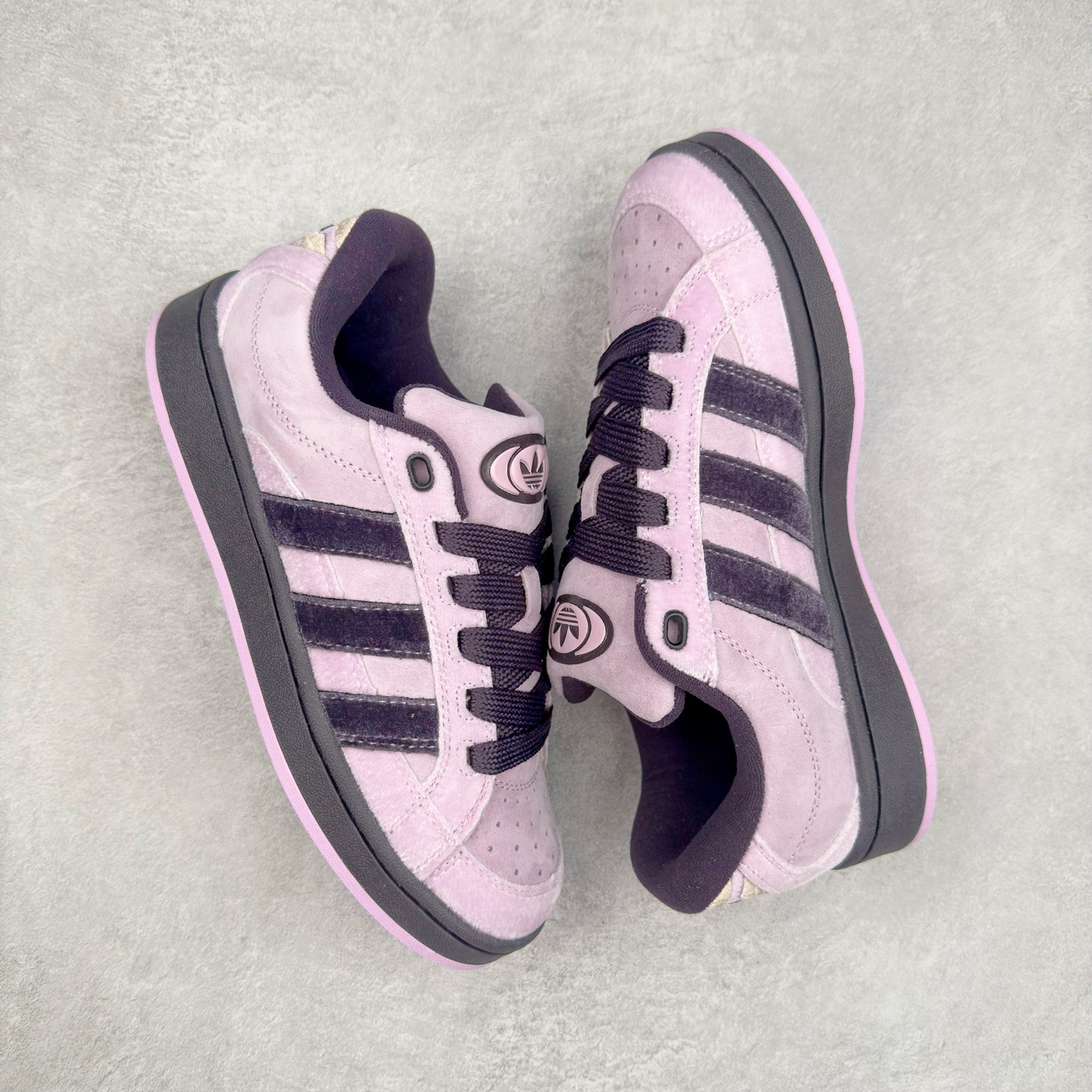 图片[3]-＃C版纯原 AD Originals Campus 00s BETA 学院系列面包风经典复古低帮百搭休闲运动板鞋 JR8053 原鞋开发 正确版型 市面唯一全鞋采用原厂头层SD皮料 正确宽版鞋盒 清洁度完美 诠释最高工艺 这次 Originals 选择了以经典复古鞋型 Campus 为蓝本打造全新面包鞋 这款鞋型联名不断 冠希当年对它更是钟爱有加 论牌面丝毫不输贝壳头、Forum 等大热鞋型 这次 Campus 一改 80 年代的瘦长造型 鞋舌、鞋身、鞋底甚至细节都变大了 营造出千禧年前后流行的面包鞋宽大廓形 因此鞋名改为 Campus 00s 鞋身采用绒面皮料搭配白色常规皮革 质感上还是延续了经典 Campus 的设计 鞋舌填充更加饱满 让鞋款整体看起来更加圆润 搭配上这款浅蓝配色 「蓝胖子」造型真的很可爱 鞋舌还加入了与以往 Campus 不同的全新三叶草 Logo 令造型更具千禧气息 鞋带也采用了加宽的设计 如果你不喜欢 这次还附送了传统鞋带可以替换 鞋底采用了米黄做旧设计 凸显鞋款的复古年代感 除了清新可人的浅蓝配色 还有一款酷灰配色 造型更加硬朗复古 而且相比浅蓝配色更加耐脏 尺码：36 36⅔ 37⅓ 38 38⅔ 39⅓ 40 40⅔ 41⅓ 42 42⅔ 43⅓ 44 44 ⅓ 45-选品中心