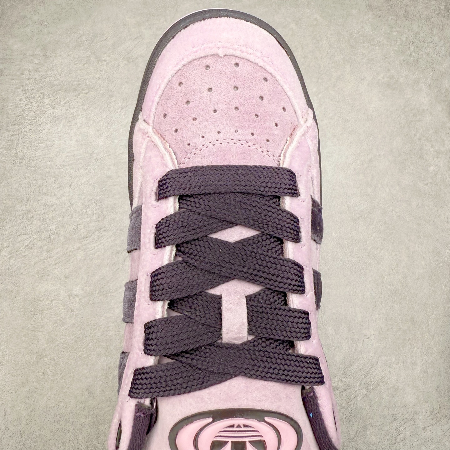 图片[4]-＃C版纯原 AD Originals Campus 00s BETA 学院系列面包风经典复古低帮百搭休闲运动板鞋 JR8053 原鞋开发 正确版型 市面唯一全鞋采用原厂头层SD皮料 正确宽版鞋盒 清洁度完美 诠释最高工艺 这次 Originals 选择了以经典复古鞋型 Campus 为蓝本打造全新面包鞋 这款鞋型联名不断 冠希当年对它更是钟爱有加 论牌面丝毫不输贝壳头、Forum 等大热鞋型 这次 Campus 一改 80 年代的瘦长造型 鞋舌、鞋身、鞋底甚至细节都变大了 营造出千禧年前后流行的面包鞋宽大廓形 因此鞋名改为 Campus 00s 鞋身采用绒面皮料搭配白色常规皮革 质感上还是延续了经典 Campus 的设计 鞋舌填充更加饱满 让鞋款整体看起来更加圆润 搭配上这款浅蓝配色 「蓝胖子」造型真的很可爱 鞋舌还加入了与以往 Campus 不同的全新三叶草 Logo 令造型更具千禧气息 鞋带也采用了加宽的设计 如果你不喜欢 这次还附送了传统鞋带可以替换 鞋底采用了米黄做旧设计 凸显鞋款的复古年代感 除了清新可人的浅蓝配色 还有一款酷灰配色 造型更加硬朗复古 而且相比浅蓝配色更加耐脏 尺码：36 36⅔ 37⅓ 38 38⅔ 39⅓ 40 40⅔ 41⅓ 42 42⅔ 43⅓ 44 44 ⅓ 45-选品中心