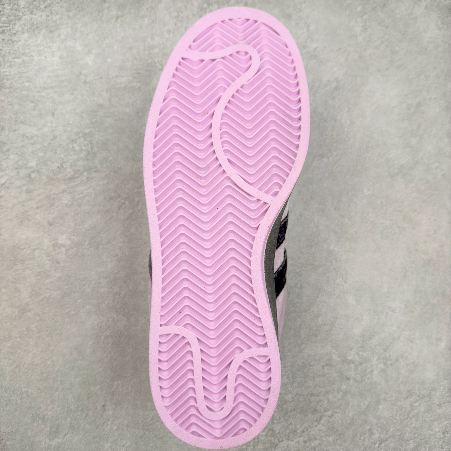 图片[9]-＃C版纯原 AD Originals Campus 00s BETA 学院系列面包风经典复古低帮百搭休闲运动板鞋 JR8053 原鞋开发 正确版型 市面唯一全鞋采用原厂头层SD皮料 正确宽版鞋盒 清洁度完美 诠释最高工艺 这次 Originals 选择了以经典复古鞋型 Campus 为蓝本打造全新面包鞋 这款鞋型联名不断 冠希当年对它更是钟爱有加 论牌面丝毫不输贝壳头、Forum 等大热鞋型 这次 Campus 一改 80 年代的瘦长造型 鞋舌、鞋身、鞋底甚至细节都变大了 营造出千禧年前后流行的面包鞋宽大廓形 因此鞋名改为 Campus 00s 鞋身采用绒面皮料搭配白色常规皮革 质感上还是延续了经典 Campus 的设计 鞋舌填充更加饱满 让鞋款整体看起来更加圆润 搭配上这款浅蓝配色 「蓝胖子」造型真的很可爱 鞋舌还加入了与以往 Campus 不同的全新三叶草 Logo 令造型更具千禧气息 鞋带也采用了加宽的设计 如果你不喜欢 这次还附送了传统鞋带可以替换 鞋底采用了米黄做旧设计 凸显鞋款的复古年代感 除了清新可人的浅蓝配色 还有一款酷灰配色 造型更加硬朗复古 而且相比浅蓝配色更加耐脏 尺码：36 36⅔ 37⅓ 38 38⅔ 39⅓ 40 40⅔ 41⅓ 42 42⅔ 43⅓ 44 44 ⅓ 45-选品中心