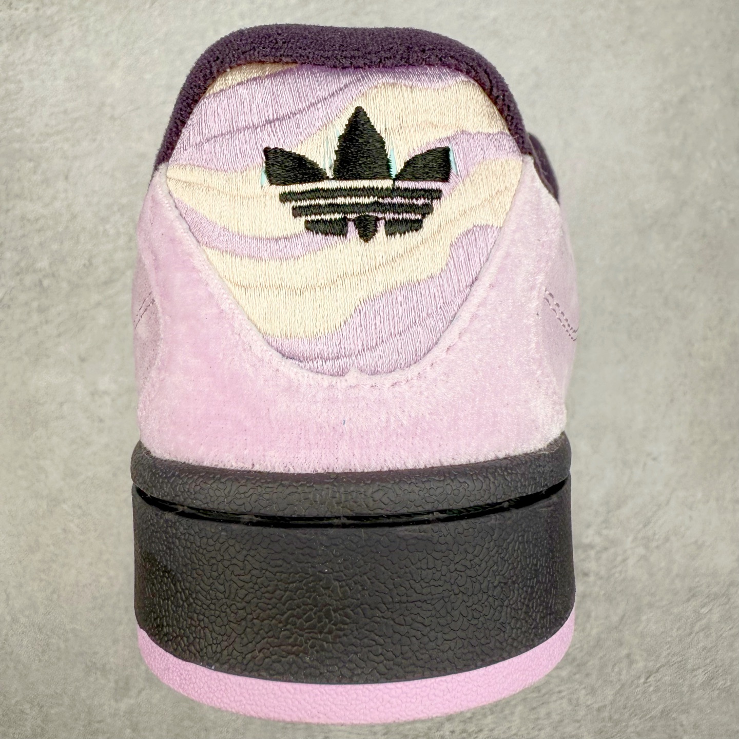 图片[8]-＃C版纯原 AD Originals Campus 00s BETA 学院系列面包风经典复古低帮百搭休闲运动板鞋 JR8053 原鞋开发 正确版型 市面唯一全鞋采用原厂头层SD皮料 正确宽版鞋盒 清洁度完美 诠释最高工艺 这次 Originals 选择了以经典复古鞋型 Campus 为蓝本打造全新面包鞋 这款鞋型联名不断 冠希当年对它更是钟爱有加 论牌面丝毫不输贝壳头、Forum 等大热鞋型 这次 Campus 一改 80 年代的瘦长造型 鞋舌、鞋身、鞋底甚至细节都变大了 营造出千禧年前后流行的面包鞋宽大廓形 因此鞋名改为 Campus 00s 鞋身采用绒面皮料搭配白色常规皮革 质感上还是延续了经典 Campus 的设计 鞋舌填充更加饱满 让鞋款整体看起来更加圆润 搭配上这款浅蓝配色 「蓝胖子」造型真的很可爱 鞋舌还加入了与以往 Campus 不同的全新三叶草 Logo 令造型更具千禧气息 鞋带也采用了加宽的设计 如果你不喜欢 这次还附送了传统鞋带可以替换 鞋底采用了米黄做旧设计 凸显鞋款的复古年代感 除了清新可人的浅蓝配色 还有一款酷灰配色 造型更加硬朗复古 而且相比浅蓝配色更加耐脏 尺码：36 36⅔ 37⅓ 38 38⅔ 39⅓ 40 40⅔ 41⅓ 42 42⅔ 43⅓ 44 44 ⅓ 45-选品中心