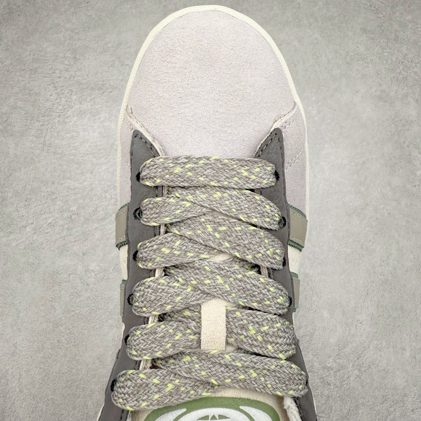 图片[4]-＃C版纯原 AD Originals Campus 00s BETA 学院系列面包风经典复古低帮百搭休闲运动板鞋 JR0106 原鞋开发 正确版型 市面唯一全鞋采用原厂头层SD皮料 正确宽版鞋盒 清洁度完美 诠释最高工艺 这次 Originals 选择了以经典复古鞋型 Campus 为蓝本打造全新面包鞋 这款鞋型联名不断 冠希当年对它更是钟爱有加 论牌面丝毫不输贝壳头、Forum 等大热鞋型 这次 Campus 一改 80 年代的瘦长造型 鞋舌、鞋身、鞋底甚至细节都变大了 营造出千禧年前后流行的面包鞋宽大廓形 因此鞋名改为 Campus 00s 鞋身采用绒面皮料搭配白色常规皮革 质感上还是延续了经典 Campus 的设计 鞋舌填充更加饱满 让鞋款整体看起来更加圆润 搭配上这款浅蓝配色 「蓝胖子」造型真的很可爱 鞋舌还加入了与以往 Campus 不同的全新三叶草 Logo 令造型更具千禧气息 鞋带也采用了加宽的设计 如果你不喜欢 这次还附送了传统鞋带可以替换 鞋底采用了米黄做旧设计 凸显鞋款的复古年代感 除了清新可人的浅蓝配色 还有一款酷灰配色 造型更加硬朗复古 而且相比浅蓝配色更加耐脏 尺码：36 36⅔ 37⅓ 38 38⅔ 39⅓ 40 40⅔ 41⅓ 42 42⅔ 43⅓ 44 44 ⅓ 45-选品中心