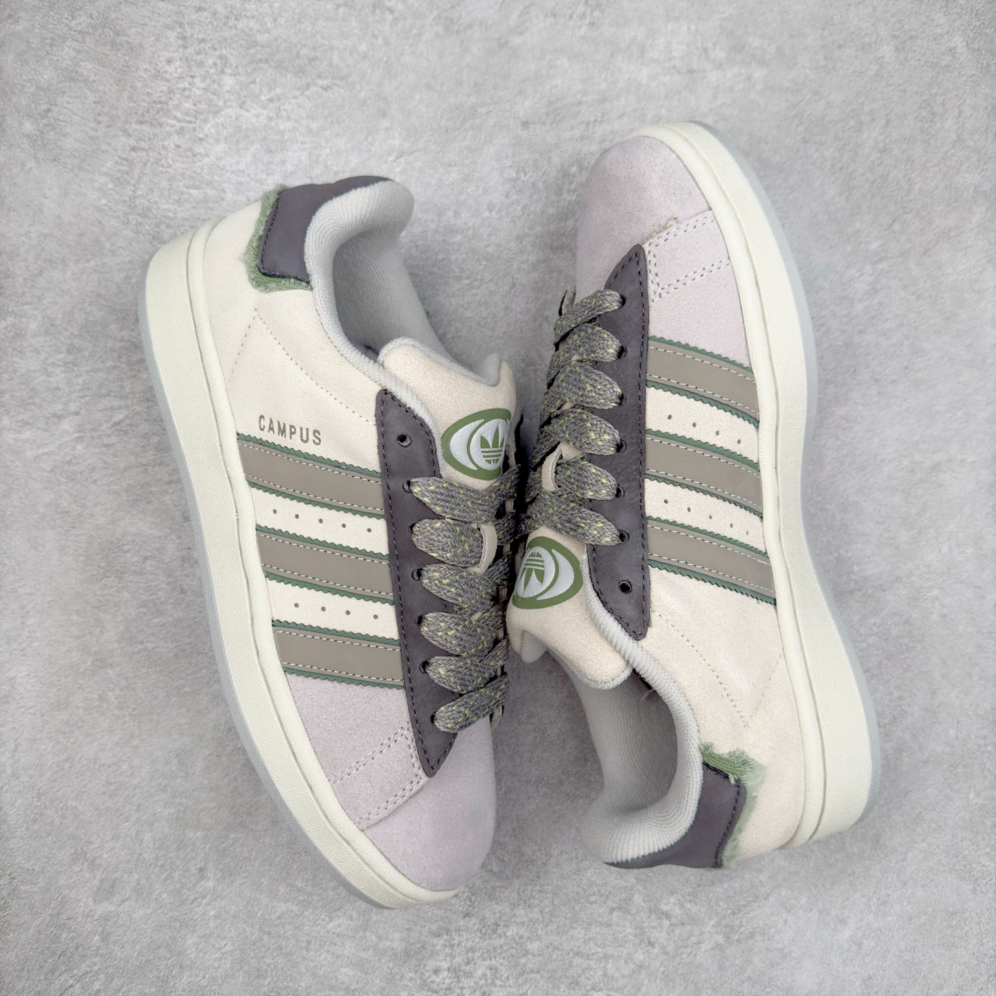 图片[3]-＃C版纯原 AD Originals Campus 00s BETA 学院系列面包风经典复古低帮百搭休闲运动板鞋 JR0106 原鞋开发 正确版型 市面唯一全鞋采用原厂头层SD皮料 正确宽版鞋盒 清洁度完美 诠释最高工艺 这次 Originals 选择了以经典复古鞋型 Campus 为蓝本打造全新面包鞋 这款鞋型联名不断 冠希当年对它更是钟爱有加 论牌面丝毫不输贝壳头、Forum 等大热鞋型 这次 Campus 一改 80 年代的瘦长造型 鞋舌、鞋身、鞋底甚至细节都变大了 营造出千禧年前后流行的面包鞋宽大廓形 因此鞋名改为 Campus 00s 鞋身采用绒面皮料搭配白色常规皮革 质感上还是延续了经典 Campus 的设计 鞋舌填充更加饱满 让鞋款整体看起来更加圆润 搭配上这款浅蓝配色 「蓝胖子」造型真的很可爱 鞋舌还加入了与以往 Campus 不同的全新三叶草 Logo 令造型更具千禧气息 鞋带也采用了加宽的设计 如果你不喜欢 这次还附送了传统鞋带可以替换 鞋底采用了米黄做旧设计 凸显鞋款的复古年代感 除了清新可人的浅蓝配色 还有一款酷灰配色 造型更加硬朗复古 而且相比浅蓝配色更加耐脏 尺码：36 36⅔ 37⅓ 38 38⅔ 39⅓ 40 40⅔ 41⅓ 42 42⅔ 43⅓ 44 44 ⅓ 45-选品中心