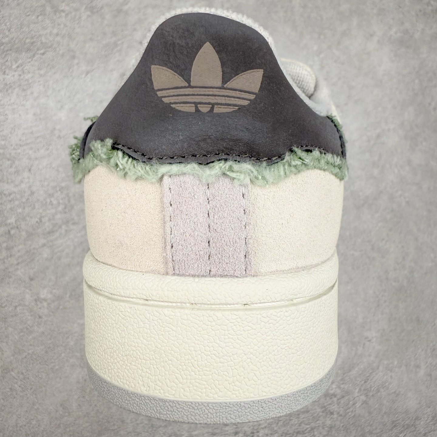 图片[8]-＃C版纯原 AD Originals Campus 00s BETA 学院系列面包风经典复古低帮百搭休闲运动板鞋 JR0106 原鞋开发 正确版型 市面唯一全鞋采用原厂头层SD皮料 正确宽版鞋盒 清洁度完美 诠释最高工艺 这次 Originals 选择了以经典复古鞋型 Campus 为蓝本打造全新面包鞋 这款鞋型联名不断 冠希当年对它更是钟爱有加 论牌面丝毫不输贝壳头、Forum 等大热鞋型 这次 Campus 一改 80 年代的瘦长造型 鞋舌、鞋身、鞋底甚至细节都变大了 营造出千禧年前后流行的面包鞋宽大廓形 因此鞋名改为 Campus 00s 鞋身采用绒面皮料搭配白色常规皮革 质感上还是延续了经典 Campus 的设计 鞋舌填充更加饱满 让鞋款整体看起来更加圆润 搭配上这款浅蓝配色 「蓝胖子」造型真的很可爱 鞋舌还加入了与以往 Campus 不同的全新三叶草 Logo 令造型更具千禧气息 鞋带也采用了加宽的设计 如果你不喜欢 这次还附送了传统鞋带可以替换 鞋底采用了米黄做旧设计 凸显鞋款的复古年代感 除了清新可人的浅蓝配色 还有一款酷灰配色 造型更加硬朗复古 而且相比浅蓝配色更加耐脏 尺码：36 36⅔ 37⅓ 38 38⅔ 39⅓ 40 40⅔ 41⅓ 42 42⅔ 43⅓ 44 44 ⅓ 45-选品中心