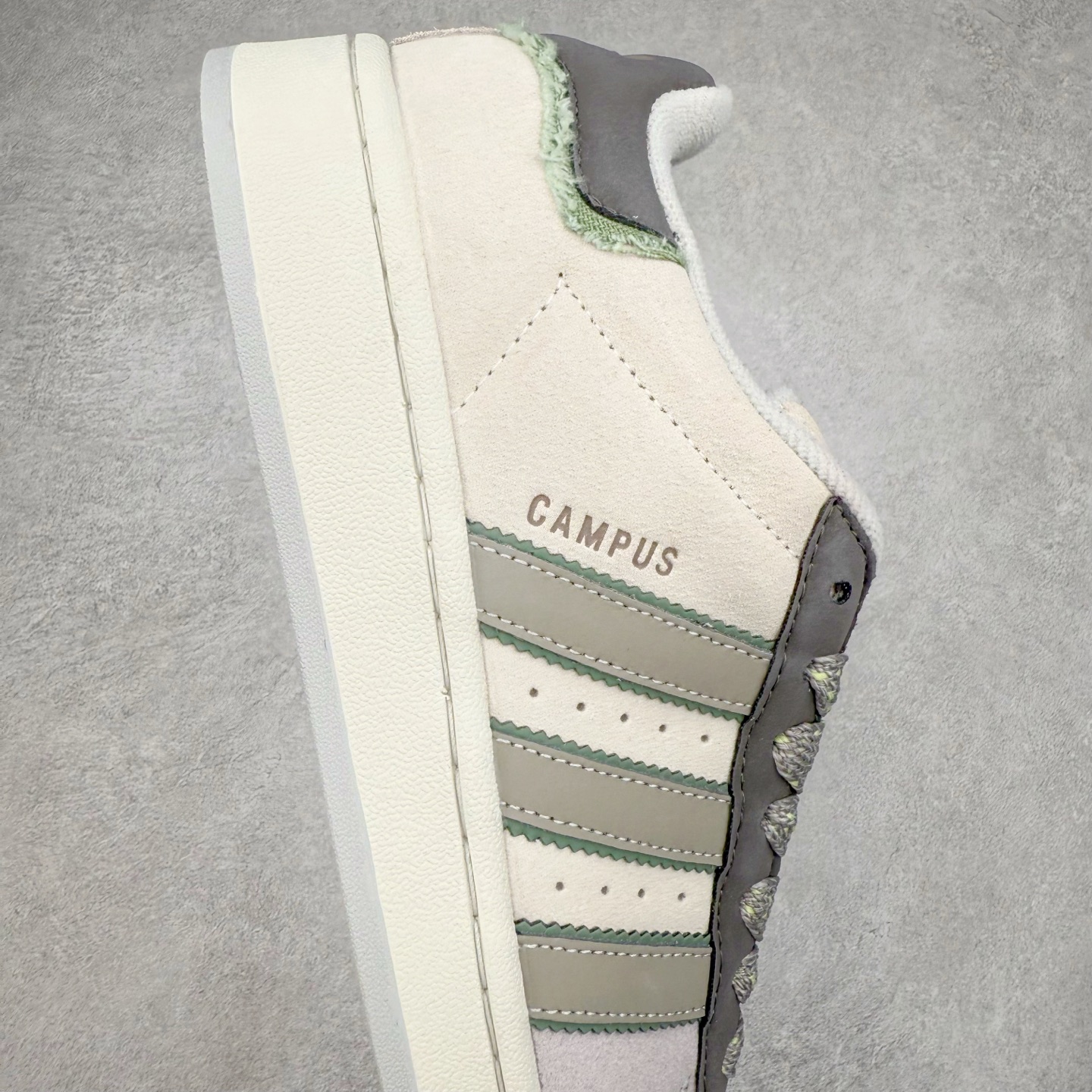 图片[6]-＃C版纯原 AD Originals Campus 00s BETA 学院系列面包风经典复古低帮百搭休闲运动板鞋 JR0106 原鞋开发 正确版型 市面唯一全鞋采用原厂头层SD皮料 正确宽版鞋盒 清洁度完美 诠释最高工艺 这次 Originals 选择了以经典复古鞋型 Campus 为蓝本打造全新面包鞋 这款鞋型联名不断 冠希当年对它更是钟爱有加 论牌面丝毫不输贝壳头、Forum 等大热鞋型 这次 Campus 一改 80 年代的瘦长造型 鞋舌、鞋身、鞋底甚至细节都变大了 营造出千禧年前后流行的面包鞋宽大廓形 因此鞋名改为 Campus 00s 鞋身采用绒面皮料搭配白色常规皮革 质感上还是延续了经典 Campus 的设计 鞋舌填充更加饱满 让鞋款整体看起来更加圆润 搭配上这款浅蓝配色 「蓝胖子」造型真的很可爱 鞋舌还加入了与以往 Campus 不同的全新三叶草 Logo 令造型更具千禧气息 鞋带也采用了加宽的设计 如果你不喜欢 这次还附送了传统鞋带可以替换 鞋底采用了米黄做旧设计 凸显鞋款的复古年代感 除了清新可人的浅蓝配色 还有一款酷灰配色 造型更加硬朗复古 而且相比浅蓝配色更加耐脏 尺码：36 36⅔ 37⅓ 38 38⅔ 39⅓ 40 40⅔ 41⅓ 42 42⅔ 43⅓ 44 44 ⅓ 45-选品中心