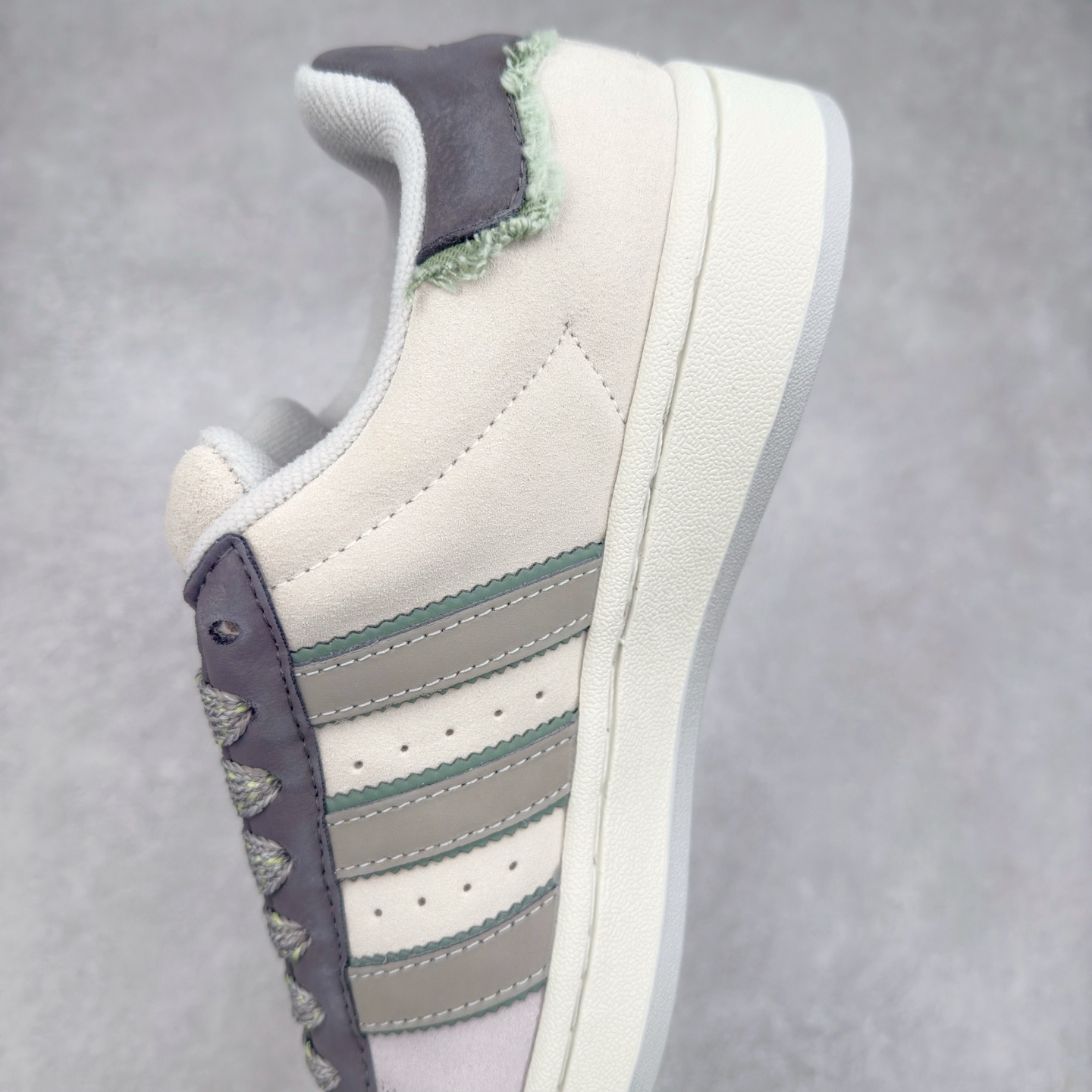 图片[7]-＃C版纯原 AD Originals Campus 00s BETA 学院系列面包风经典复古低帮百搭休闲运动板鞋 JR0106 原鞋开发 正确版型 市面唯一全鞋采用原厂头层SD皮料 正确宽版鞋盒 清洁度完美 诠释最高工艺 这次 Originals 选择了以经典复古鞋型 Campus 为蓝本打造全新面包鞋 这款鞋型联名不断 冠希当年对它更是钟爱有加 论牌面丝毫不输贝壳头、Forum 等大热鞋型 这次 Campus 一改 80 年代的瘦长造型 鞋舌、鞋身、鞋底甚至细节都变大了 营造出千禧年前后流行的面包鞋宽大廓形 因此鞋名改为 Campus 00s 鞋身采用绒面皮料搭配白色常规皮革 质感上还是延续了经典 Campus 的设计 鞋舌填充更加饱满 让鞋款整体看起来更加圆润 搭配上这款浅蓝配色 「蓝胖子」造型真的很可爱 鞋舌还加入了与以往 Campus 不同的全新三叶草 Logo 令造型更具千禧气息 鞋带也采用了加宽的设计 如果你不喜欢 这次还附送了传统鞋带可以替换 鞋底采用了米黄做旧设计 凸显鞋款的复古年代感 除了清新可人的浅蓝配色 还有一款酷灰配色 造型更加硬朗复古 而且相比浅蓝配色更加耐脏 尺码：36 36⅔ 37⅓ 38 38⅔ 39⅓ 40 40⅔ 41⅓ 42 42⅔ 43⅓ 44 44 ⅓ 45-选品中心