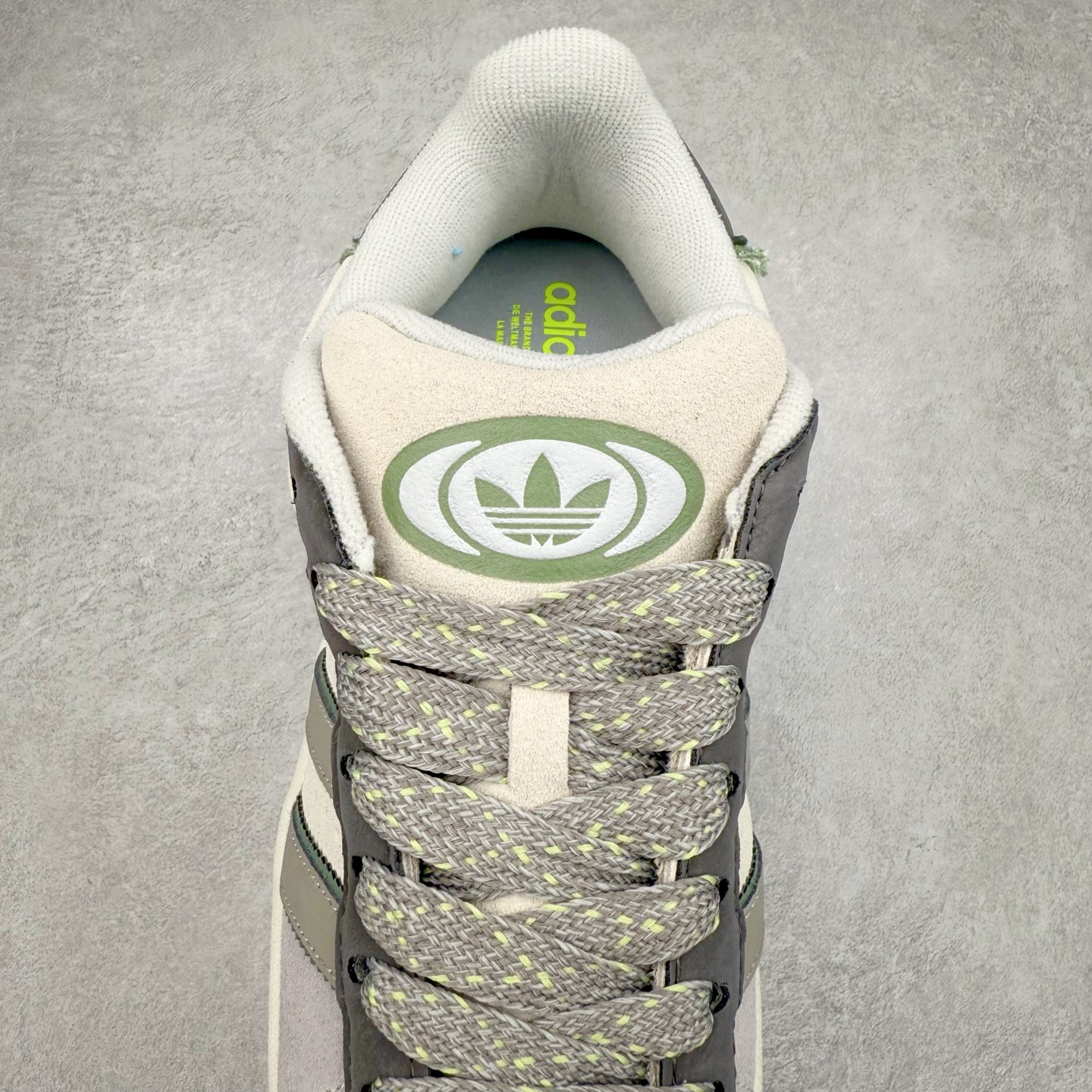 图片[5]-＃C版纯原 AD Originals Campus 00s BETA 学院系列面包风经典复古低帮百搭休闲运动板鞋 JR0106 原鞋开发 正确版型 市面唯一全鞋采用原厂头层SD皮料 正确宽版鞋盒 清洁度完美 诠释最高工艺 这次 Originals 选择了以经典复古鞋型 Campus 为蓝本打造全新面包鞋 这款鞋型联名不断 冠希当年对它更是钟爱有加 论牌面丝毫不输贝壳头、Forum 等大热鞋型 这次 Campus 一改 80 年代的瘦长造型 鞋舌、鞋身、鞋底甚至细节都变大了 营造出千禧年前后流行的面包鞋宽大廓形 因此鞋名改为 Campus 00s 鞋身采用绒面皮料搭配白色常规皮革 质感上还是延续了经典 Campus 的设计 鞋舌填充更加饱满 让鞋款整体看起来更加圆润 搭配上这款浅蓝配色 「蓝胖子」造型真的很可爱 鞋舌还加入了与以往 Campus 不同的全新三叶草 Logo 令造型更具千禧气息 鞋带也采用了加宽的设计 如果你不喜欢 这次还附送了传统鞋带可以替换 鞋底采用了米黄做旧设计 凸显鞋款的复古年代感 除了清新可人的浅蓝配色 还有一款酷灰配色 造型更加硬朗复古 而且相比浅蓝配色更加耐脏 尺码：36 36⅔ 37⅓ 38 38⅔ 39⅓ 40 40⅔ 41⅓ 42 42⅔ 43⅓ 44 44 ⅓ 45-选品中心