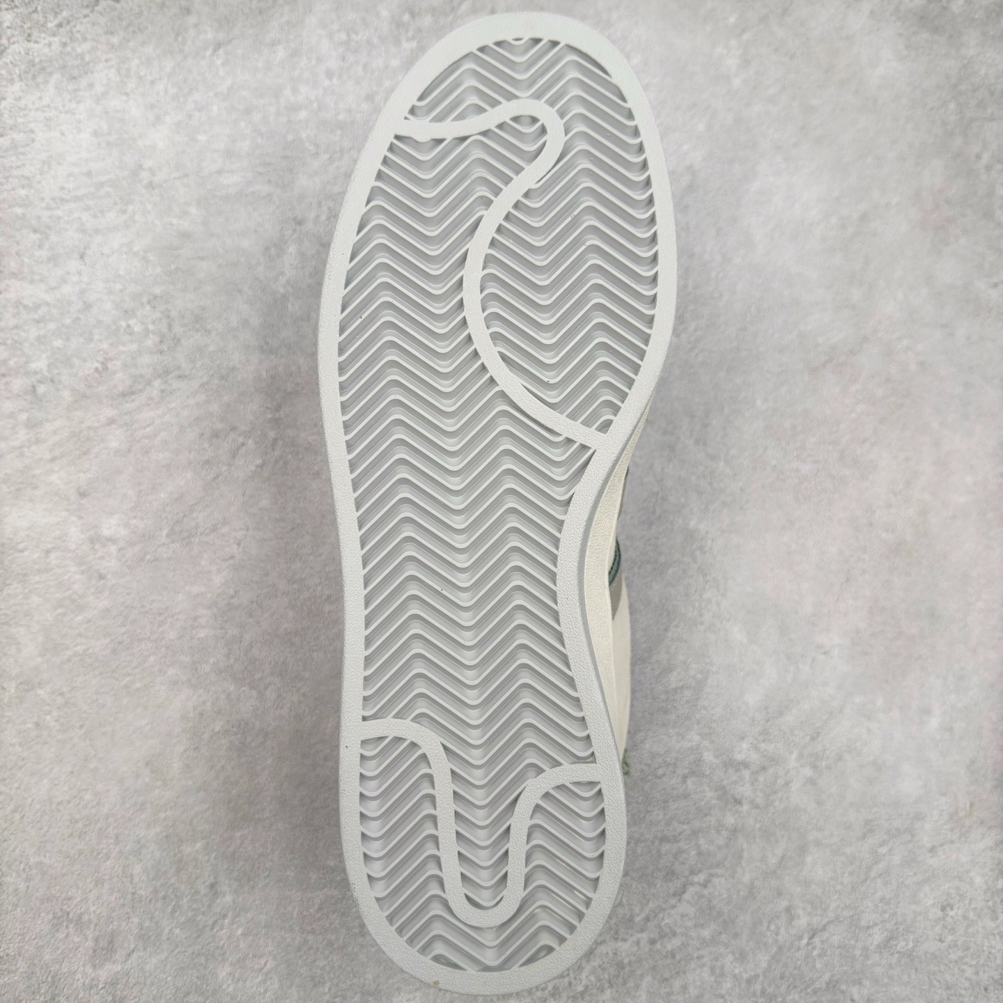 图片[9]-＃C版纯原 AD Originals Campus 00s BETA 学院系列面包风经典复古低帮百搭休闲运动板鞋 JR0106 原鞋开发 正确版型 市面唯一全鞋采用原厂头层SD皮料 正确宽版鞋盒 清洁度完美 诠释最高工艺 这次 Originals 选择了以经典复古鞋型 Campus 为蓝本打造全新面包鞋 这款鞋型联名不断 冠希当年对它更是钟爱有加 论牌面丝毫不输贝壳头、Forum 等大热鞋型 这次 Campus 一改 80 年代的瘦长造型 鞋舌、鞋身、鞋底甚至细节都变大了 营造出千禧年前后流行的面包鞋宽大廓形 因此鞋名改为 Campus 00s 鞋身采用绒面皮料搭配白色常规皮革 质感上还是延续了经典 Campus 的设计 鞋舌填充更加饱满 让鞋款整体看起来更加圆润 搭配上这款浅蓝配色 「蓝胖子」造型真的很可爱 鞋舌还加入了与以往 Campus 不同的全新三叶草 Logo 令造型更具千禧气息 鞋带也采用了加宽的设计 如果你不喜欢 这次还附送了传统鞋带可以替换 鞋底采用了米黄做旧设计 凸显鞋款的复古年代感 除了清新可人的浅蓝配色 还有一款酷灰配色 造型更加硬朗复古 而且相比浅蓝配色更加耐脏 尺码：36 36⅔ 37⅓ 38 38⅔ 39⅓ 40 40⅔ 41⅓ 42 42⅔ 43⅓ 44 44 ⅓ 45-选品中心