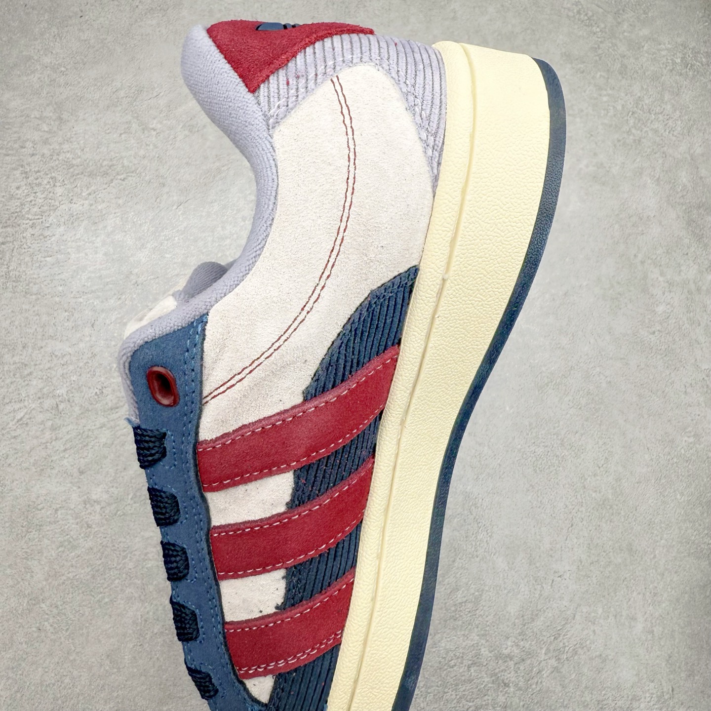 图片[7]-＃C版纯原 AD Originals Campus 00s BETA 学院系列面包风经典复古低帮百搭休闲运动板鞋 JR8046 原鞋开发 正确版型 市面唯一全鞋采用原厂头层SD皮料 正确宽版鞋盒 清洁度完美 诠释最高工艺 这次 Originals 选择了以经典复古鞋型 Campus 为蓝本打造全新面包鞋 这款鞋型联名不断 冠希当年对它更是钟爱有加 论牌面丝毫不输贝壳头、Forum 等大热鞋型 这次 Campus 一改 80 年代的瘦长造型 鞋舌、鞋身、鞋底甚至细节都变大了 营造出千禧年前后流行的面包鞋宽大廓形 因此鞋名改为 Campus 00s 鞋身采用绒面皮料搭配白色常规皮革 质感上还是延续了经典 Campus 的设计 鞋舌填充更加饱满 让鞋款整体看起来更加圆润 搭配上这款浅蓝配色 「蓝胖子」造型真的很可爱 鞋舌还加入了与以往 Campus 不同的全新三叶草 Logo 令造型更具千禧气息 鞋带也采用了加宽的设计 如果你不喜欢 这次还附送了传统鞋带可以替换 鞋底采用了米黄做旧设计 凸显鞋款的复古年代感 除了清新可人的浅蓝配色 还有一款酷灰配色 造型更加硬朗复古 而且相比浅蓝配色更加耐脏 尺码：36 36⅔ 37⅓ 38 38⅔ 39⅓ 40 40⅔ 41⅓ 42 42⅔ 43⅓ 44 44 ⅓ 45-选品中心