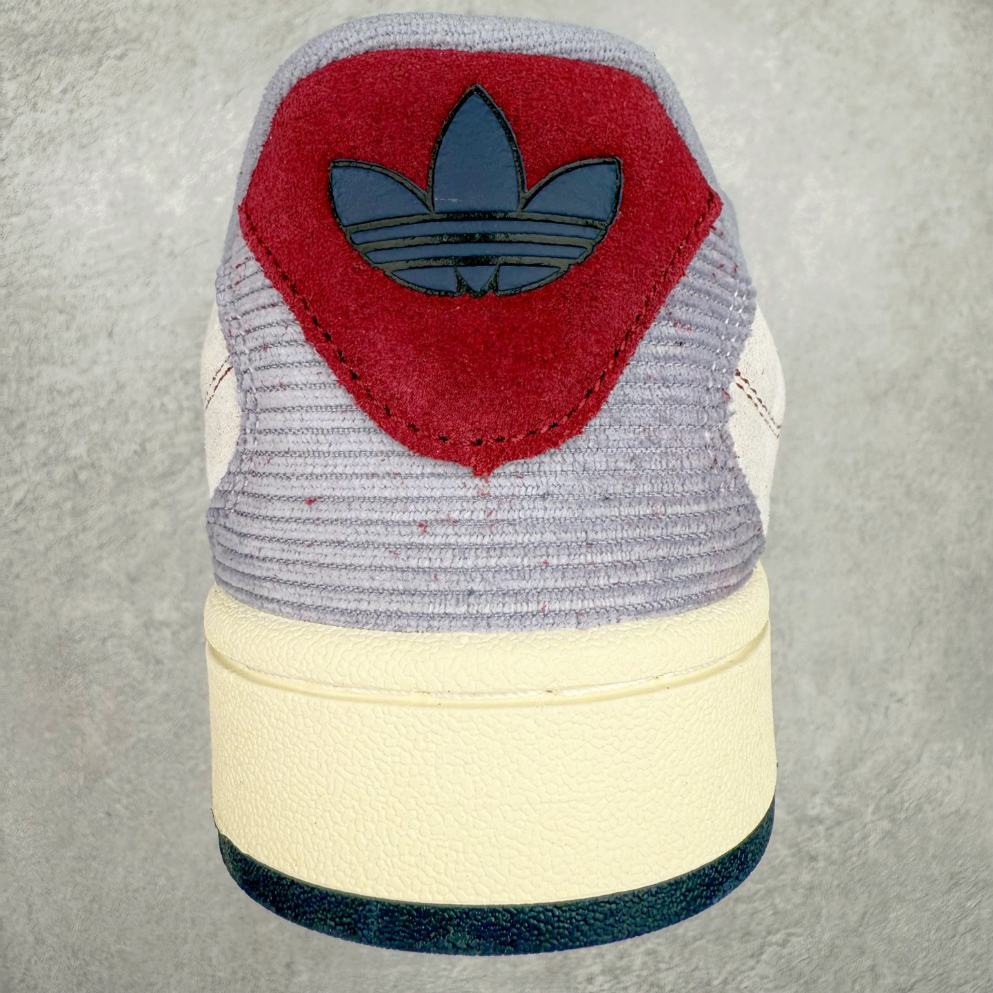 图片[8]-＃C版纯原 AD Originals Campus 00s BETA 学院系列面包风经典复古低帮百搭休闲运动板鞋 JR8046 原鞋开发 正确版型 市面唯一全鞋采用原厂头层SD皮料 正确宽版鞋盒 清洁度完美 诠释最高工艺 这次 Originals 选择了以经典复古鞋型 Campus 为蓝本打造全新面包鞋 这款鞋型联名不断 冠希当年对它更是钟爱有加 论牌面丝毫不输贝壳头、Forum 等大热鞋型 这次 Campus 一改 80 年代的瘦长造型 鞋舌、鞋身、鞋底甚至细节都变大了 营造出千禧年前后流行的面包鞋宽大廓形 因此鞋名改为 Campus 00s 鞋身采用绒面皮料搭配白色常规皮革 质感上还是延续了经典 Campus 的设计 鞋舌填充更加饱满 让鞋款整体看起来更加圆润 搭配上这款浅蓝配色 「蓝胖子」造型真的很可爱 鞋舌还加入了与以往 Campus 不同的全新三叶草 Logo 令造型更具千禧气息 鞋带也采用了加宽的设计 如果你不喜欢 这次还附送了传统鞋带可以替换 鞋底采用了米黄做旧设计 凸显鞋款的复古年代感 除了清新可人的浅蓝配色 还有一款酷灰配色 造型更加硬朗复古 而且相比浅蓝配色更加耐脏 尺码：36 36⅔ 37⅓ 38 38⅔ 39⅓ 40 40⅔ 41⅓ 42 42⅔ 43⅓ 44 44 ⅓ 45-选品中心