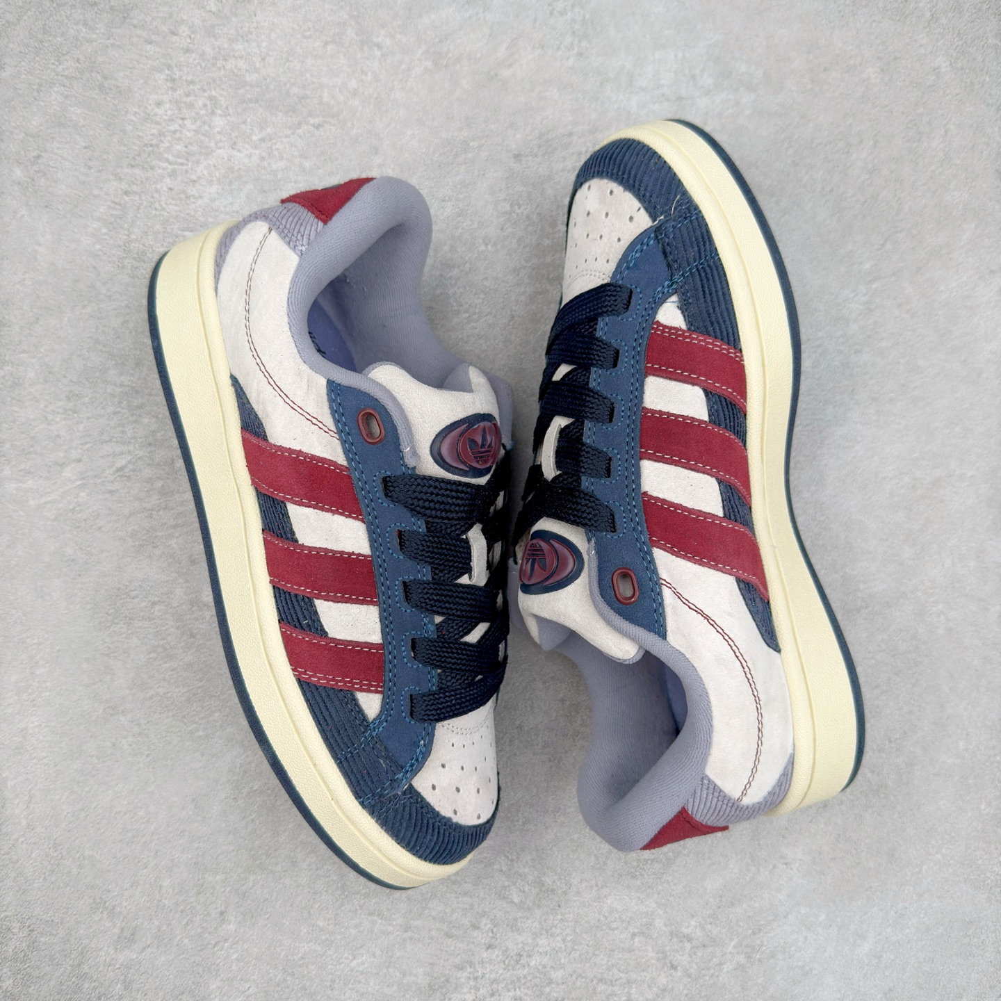 图片[3]-＃C版纯原 AD Originals Campus 00s BETA 学院系列面包风经典复古低帮百搭休闲运动板鞋 JR8046 原鞋开发 正确版型 市面唯一全鞋采用原厂头层SD皮料 正确宽版鞋盒 清洁度完美 诠释最高工艺 这次 Originals 选择了以经典复古鞋型 Campus 为蓝本打造全新面包鞋 这款鞋型联名不断 冠希当年对它更是钟爱有加 论牌面丝毫不输贝壳头、Forum 等大热鞋型 这次 Campus 一改 80 年代的瘦长造型 鞋舌、鞋身、鞋底甚至细节都变大了 营造出千禧年前后流行的面包鞋宽大廓形 因此鞋名改为 Campus 00s 鞋身采用绒面皮料搭配白色常规皮革 质感上还是延续了经典 Campus 的设计 鞋舌填充更加饱满 让鞋款整体看起来更加圆润 搭配上这款浅蓝配色 「蓝胖子」造型真的很可爱 鞋舌还加入了与以往 Campus 不同的全新三叶草 Logo 令造型更具千禧气息 鞋带也采用了加宽的设计 如果你不喜欢 这次还附送了传统鞋带可以替换 鞋底采用了米黄做旧设计 凸显鞋款的复古年代感 除了清新可人的浅蓝配色 还有一款酷灰配色 造型更加硬朗复古 而且相比浅蓝配色更加耐脏 尺码：36 36⅔ 37⅓ 38 38⅔ 39⅓ 40 40⅔ 41⅓ 42 42⅔ 43⅓ 44 44 ⅓ 45-选品中心