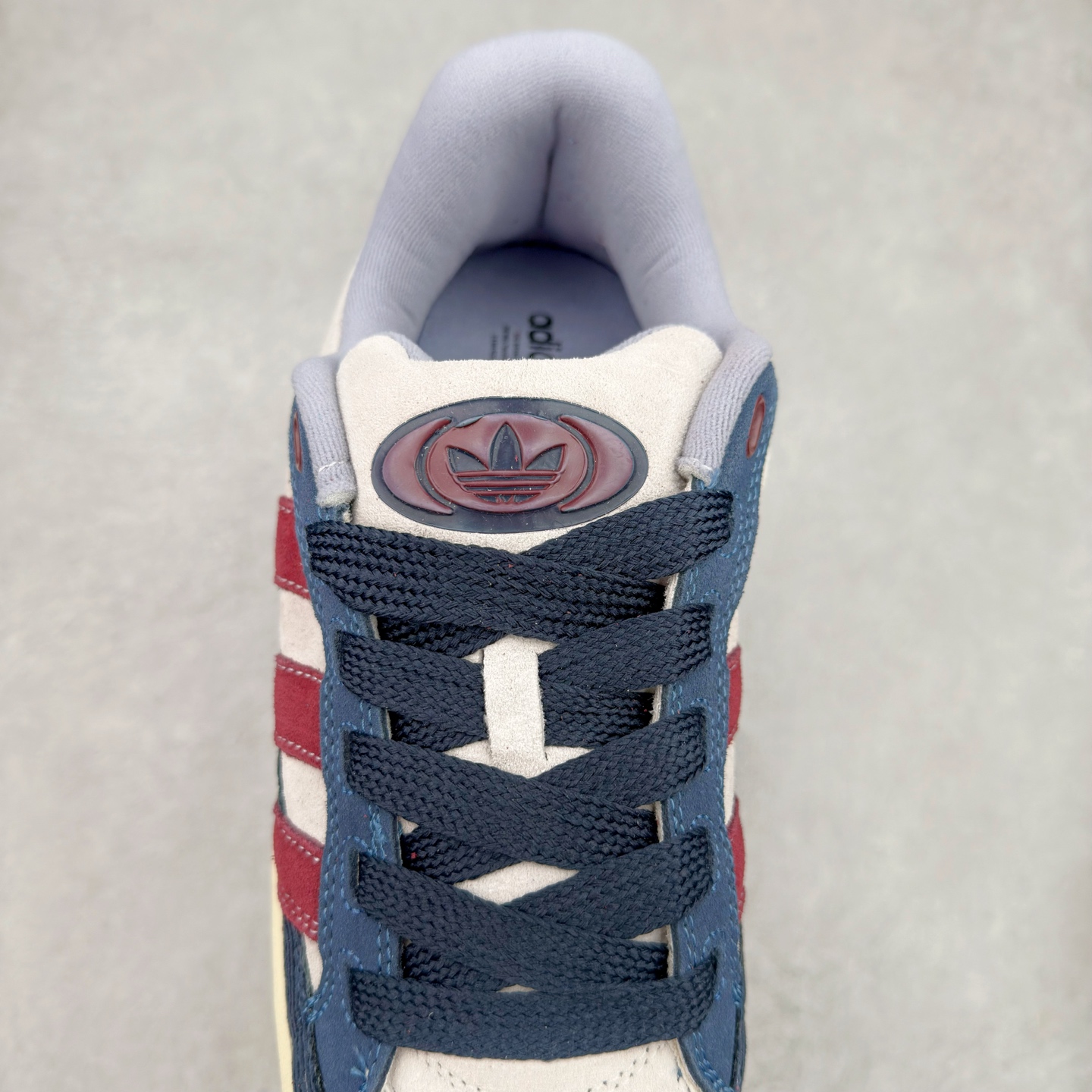 图片[5]-＃C版纯原 AD Originals Campus 00s BETA 学院系列面包风经典复古低帮百搭休闲运动板鞋 JR8046 原鞋开发 正确版型 市面唯一全鞋采用原厂头层SD皮料 正确宽版鞋盒 清洁度完美 诠释最高工艺 这次 Originals 选择了以经典复古鞋型 Campus 为蓝本打造全新面包鞋 这款鞋型联名不断 冠希当年对它更是钟爱有加 论牌面丝毫不输贝壳头、Forum 等大热鞋型 这次 Campus 一改 80 年代的瘦长造型 鞋舌、鞋身、鞋底甚至细节都变大了 营造出千禧年前后流行的面包鞋宽大廓形 因此鞋名改为 Campus 00s 鞋身采用绒面皮料搭配白色常规皮革 质感上还是延续了经典 Campus 的设计 鞋舌填充更加饱满 让鞋款整体看起来更加圆润 搭配上这款浅蓝配色 「蓝胖子」造型真的很可爱 鞋舌还加入了与以往 Campus 不同的全新三叶草 Logo 令造型更具千禧气息 鞋带也采用了加宽的设计 如果你不喜欢 这次还附送了传统鞋带可以替换 鞋底采用了米黄做旧设计 凸显鞋款的复古年代感 除了清新可人的浅蓝配色 还有一款酷灰配色 造型更加硬朗复古 而且相比浅蓝配色更加耐脏 尺码：36 36⅔ 37⅓ 38 38⅔ 39⅓ 40 40⅔ 41⅓ 42 42⅔ 43⅓ 44 44 ⅓ 45-选品中心