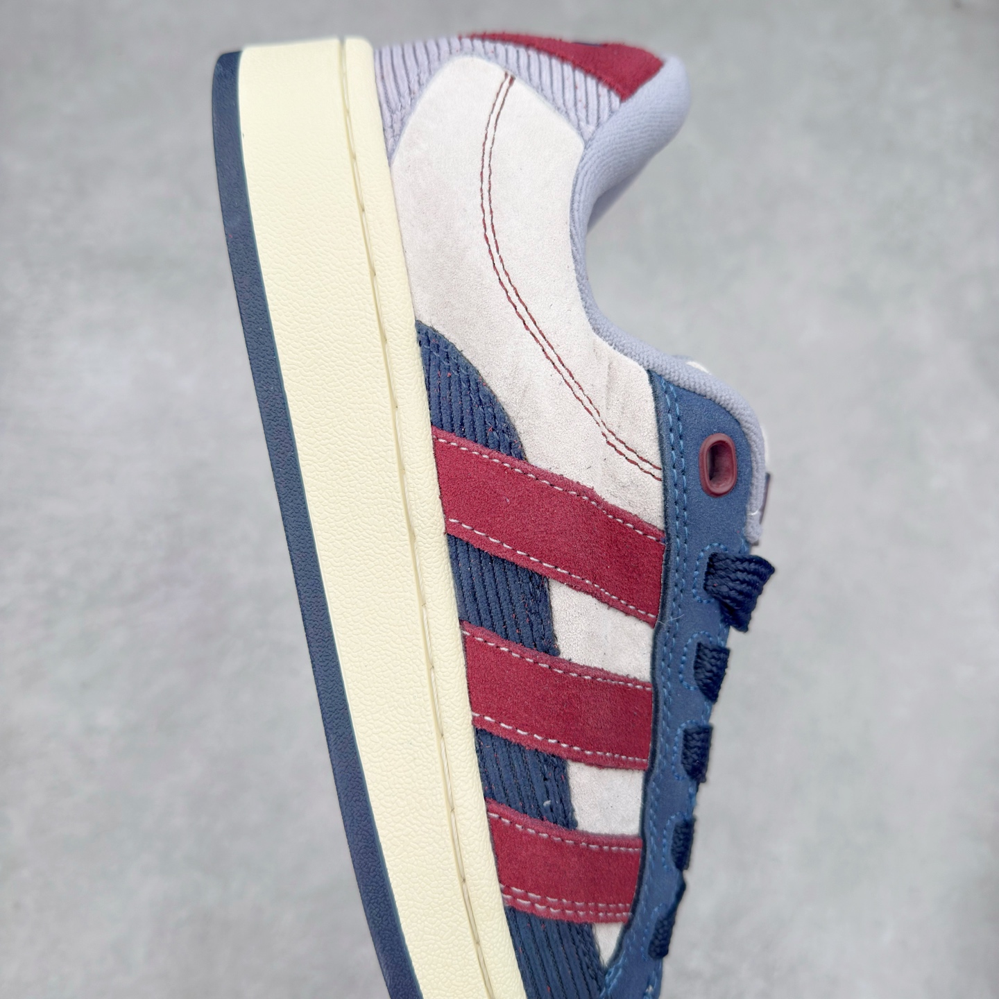 图片[6]-＃C版纯原 AD Originals Campus 00s BETA 学院系列面包风经典复古低帮百搭休闲运动板鞋 JR8046 原鞋开发 正确版型 市面唯一全鞋采用原厂头层SD皮料 正确宽版鞋盒 清洁度完美 诠释最高工艺 这次 Originals 选择了以经典复古鞋型 Campus 为蓝本打造全新面包鞋 这款鞋型联名不断 冠希当年对它更是钟爱有加 论牌面丝毫不输贝壳头、Forum 等大热鞋型 这次 Campus 一改 80 年代的瘦长造型 鞋舌、鞋身、鞋底甚至细节都变大了 营造出千禧年前后流行的面包鞋宽大廓形 因此鞋名改为 Campus 00s 鞋身采用绒面皮料搭配白色常规皮革 质感上还是延续了经典 Campus 的设计 鞋舌填充更加饱满 让鞋款整体看起来更加圆润 搭配上这款浅蓝配色 「蓝胖子」造型真的很可爱 鞋舌还加入了与以往 Campus 不同的全新三叶草 Logo 令造型更具千禧气息 鞋带也采用了加宽的设计 如果你不喜欢 这次还附送了传统鞋带可以替换 鞋底采用了米黄做旧设计 凸显鞋款的复古年代感 除了清新可人的浅蓝配色 还有一款酷灰配色 造型更加硬朗复古 而且相比浅蓝配色更加耐脏 尺码：36 36⅔ 37⅓ 38 38⅔ 39⅓ 40 40⅔ 41⅓ 42 42⅔ 43⅓ 44 44 ⅓ 45-选品中心