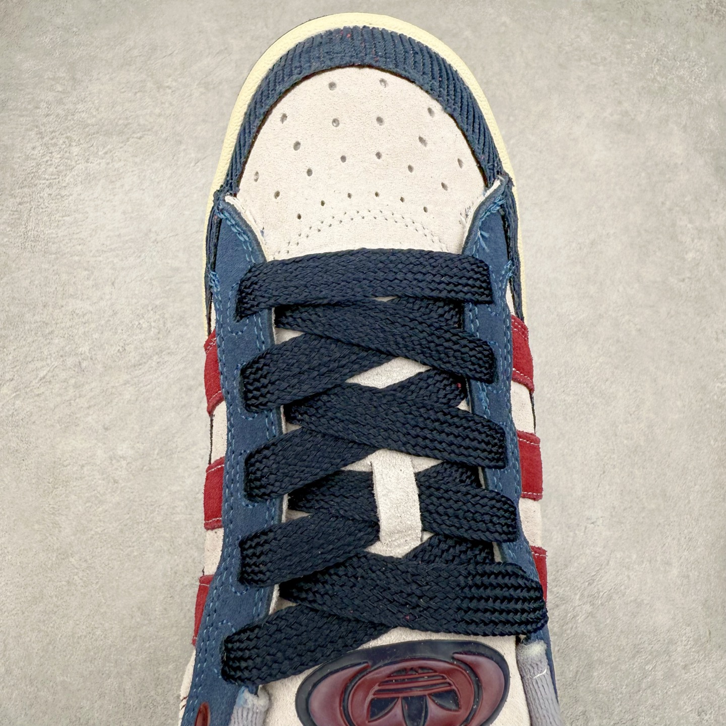 图片[4]-＃C版纯原 AD Originals Campus 00s BETA 学院系列面包风经典复古低帮百搭休闲运动板鞋 JR8046 原鞋开发 正确版型 市面唯一全鞋采用原厂头层SD皮料 正确宽版鞋盒 清洁度完美 诠释最高工艺 这次 Originals 选择了以经典复古鞋型 Campus 为蓝本打造全新面包鞋 这款鞋型联名不断 冠希当年对它更是钟爱有加 论牌面丝毫不输贝壳头、Forum 等大热鞋型 这次 Campus 一改 80 年代的瘦长造型 鞋舌、鞋身、鞋底甚至细节都变大了 营造出千禧年前后流行的面包鞋宽大廓形 因此鞋名改为 Campus 00s 鞋身采用绒面皮料搭配白色常规皮革 质感上还是延续了经典 Campus 的设计 鞋舌填充更加饱满 让鞋款整体看起来更加圆润 搭配上这款浅蓝配色 「蓝胖子」造型真的很可爱 鞋舌还加入了与以往 Campus 不同的全新三叶草 Logo 令造型更具千禧气息 鞋带也采用了加宽的设计 如果你不喜欢 这次还附送了传统鞋带可以替换 鞋底采用了米黄做旧设计 凸显鞋款的复古年代感 除了清新可人的浅蓝配色 还有一款酷灰配色 造型更加硬朗复古 而且相比浅蓝配色更加耐脏 尺码：36 36⅔ 37⅓ 38 38⅔ 39⅓ 40 40⅔ 41⅓ 42 42⅔ 43⅓ 44 44 ⅓ 45-选品中心