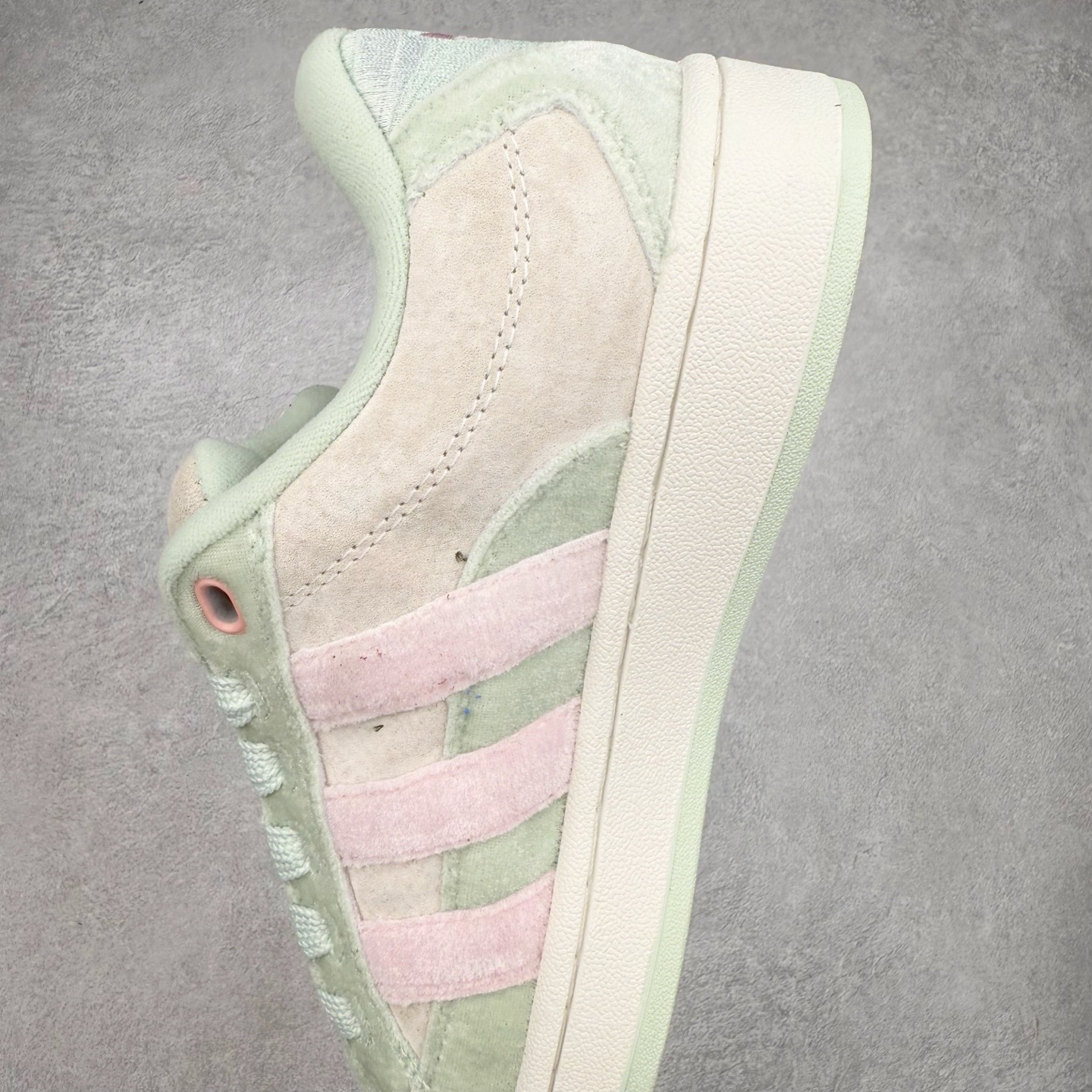 图片[7]-＃C版纯原 AD Originals Campus 00s BETA 学院系列面包风经典复古低帮百搭休闲运动板鞋 JR8054 原鞋开发 正确版型 市面唯一全鞋采用原厂头层SD皮料 正确宽版鞋盒 清洁度完美 诠释最高工艺 这次 Originals 选择了以经典复古鞋型 Campus 为蓝本打造全新面包鞋 这款鞋型联名不断 冠希当年对它更是钟爱有加 论牌面丝毫不输贝壳头、Forum 等大热鞋型 这次 Campus 一改 80 年代的瘦长造型 鞋舌、鞋身、鞋底甚至细节都变大了 营造出千禧年前后流行的面包鞋宽大廓形 因此鞋名改为 Campus 00s 鞋身采用绒面皮料搭配白色常规皮革 质感上还是延续了经典 Campus 的设计 鞋舌填充更加饱满 让鞋款整体看起来更加圆润 搭配上这款浅蓝配色 「蓝胖子」造型真的很可爱 鞋舌还加入了与以往 Campus 不同的全新三叶草 Logo 令造型更具千禧气息 鞋带也采用了加宽的设计 如果你不喜欢 这次还附送了传统鞋带可以替换 鞋底采用了米黄做旧设计 凸显鞋款的复古年代感 除了清新可人的浅蓝配色 还有一款酷灰配色 造型更加硬朗复古 而且相比浅蓝配色更加耐脏 尺码：36 36⅔ 37⅓ 38 38⅔ 39⅓ 40 40⅔ 41⅓ 42 42⅔ 43⅓ 44 44 ⅓ 45-选品中心