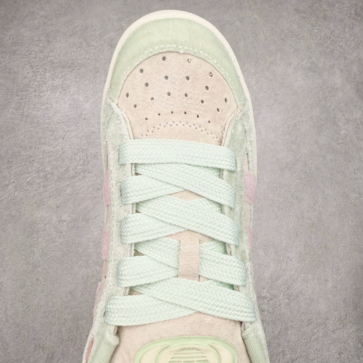 图片[4]-＃C版纯原 AD Originals Campus 00s BETA 学院系列面包风经典复古低帮百搭休闲运动板鞋 JR8054 原鞋开发 正确版型 市面唯一全鞋采用原厂头层SD皮料 正确宽版鞋盒 清洁度完美 诠释最高工艺 这次 Originals 选择了以经典复古鞋型 Campus 为蓝本打造全新面包鞋 这款鞋型联名不断 冠希当年对它更是钟爱有加 论牌面丝毫不输贝壳头、Forum 等大热鞋型 这次 Campus 一改 80 年代的瘦长造型 鞋舌、鞋身、鞋底甚至细节都变大了 营造出千禧年前后流行的面包鞋宽大廓形 因此鞋名改为 Campus 00s 鞋身采用绒面皮料搭配白色常规皮革 质感上还是延续了经典 Campus 的设计 鞋舌填充更加饱满 让鞋款整体看起来更加圆润 搭配上这款浅蓝配色 「蓝胖子」造型真的很可爱 鞋舌还加入了与以往 Campus 不同的全新三叶草 Logo 令造型更具千禧气息 鞋带也采用了加宽的设计 如果你不喜欢 这次还附送了传统鞋带可以替换 鞋底采用了米黄做旧设计 凸显鞋款的复古年代感 除了清新可人的浅蓝配色 还有一款酷灰配色 造型更加硬朗复古 而且相比浅蓝配色更加耐脏 尺码：36 36⅔ 37⅓ 38 38⅔ 39⅓ 40 40⅔ 41⅓ 42 42⅔ 43⅓ 44 44 ⅓ 45-选品中心