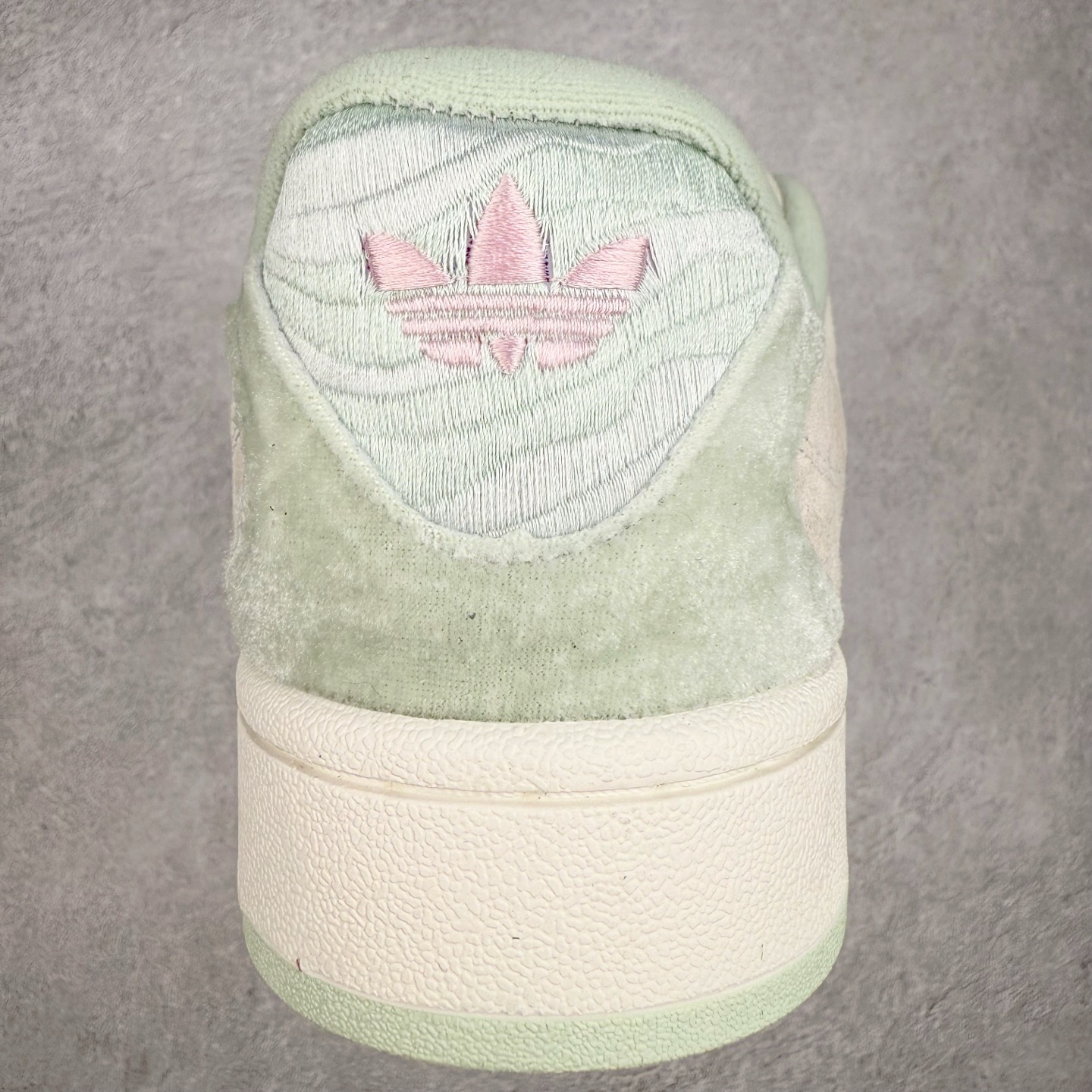 图片[8]-＃C版纯原 AD Originals Campus 00s BETA 学院系列面包风经典复古低帮百搭休闲运动板鞋 JR8054 原鞋开发 正确版型 市面唯一全鞋采用原厂头层SD皮料 正确宽版鞋盒 清洁度完美 诠释最高工艺 这次 Originals 选择了以经典复古鞋型 Campus 为蓝本打造全新面包鞋 这款鞋型联名不断 冠希当年对它更是钟爱有加 论牌面丝毫不输贝壳头、Forum 等大热鞋型 这次 Campus 一改 80 年代的瘦长造型 鞋舌、鞋身、鞋底甚至细节都变大了 营造出千禧年前后流行的面包鞋宽大廓形 因此鞋名改为 Campus 00s 鞋身采用绒面皮料搭配白色常规皮革 质感上还是延续了经典 Campus 的设计 鞋舌填充更加饱满 让鞋款整体看起来更加圆润 搭配上这款浅蓝配色 「蓝胖子」造型真的很可爱 鞋舌还加入了与以往 Campus 不同的全新三叶草 Logo 令造型更具千禧气息 鞋带也采用了加宽的设计 如果你不喜欢 这次还附送了传统鞋带可以替换 鞋底采用了米黄做旧设计 凸显鞋款的复古年代感 除了清新可人的浅蓝配色 还有一款酷灰配色 造型更加硬朗复古 而且相比浅蓝配色更加耐脏 尺码：36 36⅔ 37⅓ 38 38⅔ 39⅓ 40 40⅔ 41⅓ 42 42⅔ 43⅓ 44 44 ⅓ 45-选品中心