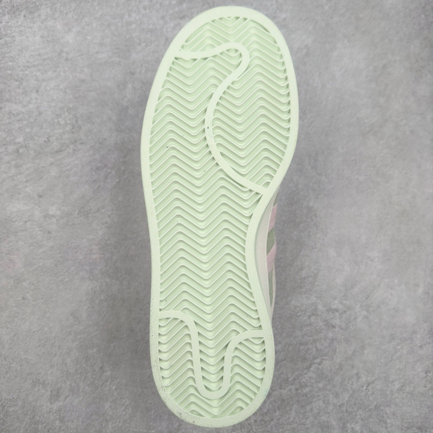 图片[9]-＃C版纯原 AD Originals Campus 00s BETA 学院系列面包风经典复古低帮百搭休闲运动板鞋 JR8054 原鞋开发 正确版型 市面唯一全鞋采用原厂头层SD皮料 正确宽版鞋盒 清洁度完美 诠释最高工艺 这次 Originals 选择了以经典复古鞋型 Campus 为蓝本打造全新面包鞋 这款鞋型联名不断 冠希当年对它更是钟爱有加 论牌面丝毫不输贝壳头、Forum 等大热鞋型 这次 Campus 一改 80 年代的瘦长造型 鞋舌、鞋身、鞋底甚至细节都变大了 营造出千禧年前后流行的面包鞋宽大廓形 因此鞋名改为 Campus 00s 鞋身采用绒面皮料搭配白色常规皮革 质感上还是延续了经典 Campus 的设计 鞋舌填充更加饱满 让鞋款整体看起来更加圆润 搭配上这款浅蓝配色 「蓝胖子」造型真的很可爱 鞋舌还加入了与以往 Campus 不同的全新三叶草 Logo 令造型更具千禧气息 鞋带也采用了加宽的设计 如果你不喜欢 这次还附送了传统鞋带可以替换 鞋底采用了米黄做旧设计 凸显鞋款的复古年代感 除了清新可人的浅蓝配色 还有一款酷灰配色 造型更加硬朗复古 而且相比浅蓝配色更加耐脏 尺码：36 36⅔ 37⅓ 38 38⅔ 39⅓ 40 40⅔ 41⅓ 42 42⅔ 43⅓ 44 44 ⅓ 45-选品中心