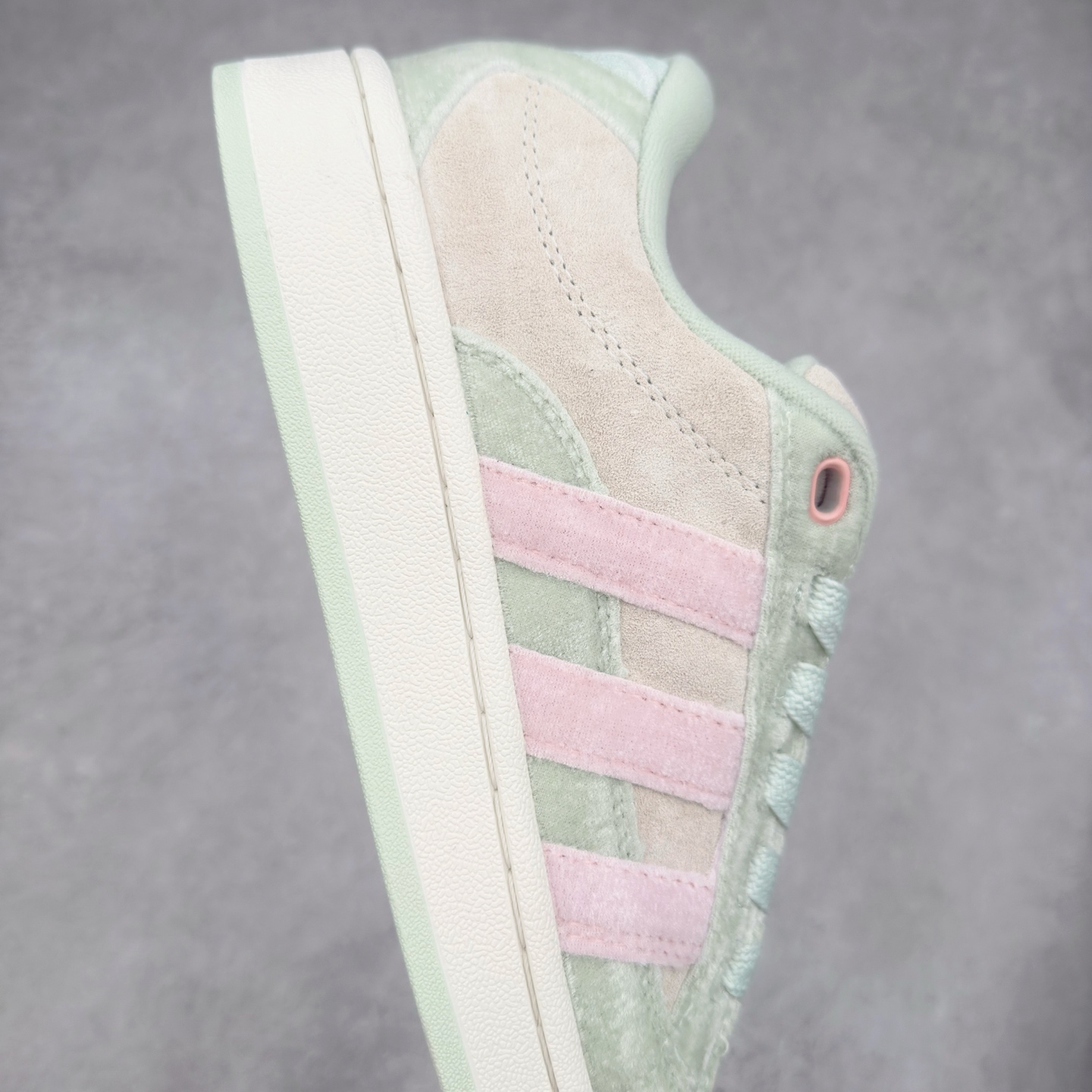 图片[6]-＃C版纯原 AD Originals Campus 00s BETA 学院系列面包风经典复古低帮百搭休闲运动板鞋 JR8054 原鞋开发 正确版型 市面唯一全鞋采用原厂头层SD皮料 正确宽版鞋盒 清洁度完美 诠释最高工艺 这次 Originals 选择了以经典复古鞋型 Campus 为蓝本打造全新面包鞋 这款鞋型联名不断 冠希当年对它更是钟爱有加 论牌面丝毫不输贝壳头、Forum 等大热鞋型 这次 Campus 一改 80 年代的瘦长造型 鞋舌、鞋身、鞋底甚至细节都变大了 营造出千禧年前后流行的面包鞋宽大廓形 因此鞋名改为 Campus 00s 鞋身采用绒面皮料搭配白色常规皮革 质感上还是延续了经典 Campus 的设计 鞋舌填充更加饱满 让鞋款整体看起来更加圆润 搭配上这款浅蓝配色 「蓝胖子」造型真的很可爱 鞋舌还加入了与以往 Campus 不同的全新三叶草 Logo 令造型更具千禧气息 鞋带也采用了加宽的设计 如果你不喜欢 这次还附送了传统鞋带可以替换 鞋底采用了米黄做旧设计 凸显鞋款的复古年代感 除了清新可人的浅蓝配色 还有一款酷灰配色 造型更加硬朗复古 而且相比浅蓝配色更加耐脏 尺码：36 36⅔ 37⅓ 38 38⅔ 39⅓ 40 40⅔ 41⅓ 42 42⅔ 43⅓ 44 44 ⅓ 45-选品中心