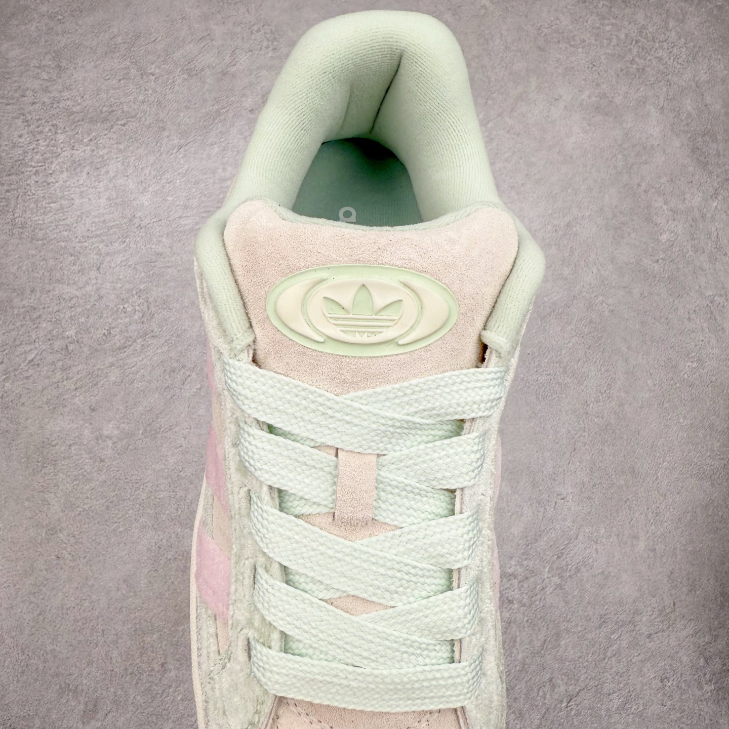 图片[5]-＃C版纯原 AD Originals Campus 00s BETA 学院系列面包风经典复古低帮百搭休闲运动板鞋 JR8054 原鞋开发 正确版型 市面唯一全鞋采用原厂头层SD皮料 正确宽版鞋盒 清洁度完美 诠释最高工艺 这次 Originals 选择了以经典复古鞋型 Campus 为蓝本打造全新面包鞋 这款鞋型联名不断 冠希当年对它更是钟爱有加 论牌面丝毫不输贝壳头、Forum 等大热鞋型 这次 Campus 一改 80 年代的瘦长造型 鞋舌、鞋身、鞋底甚至细节都变大了 营造出千禧年前后流行的面包鞋宽大廓形 因此鞋名改为 Campus 00s 鞋身采用绒面皮料搭配白色常规皮革 质感上还是延续了经典 Campus 的设计 鞋舌填充更加饱满 让鞋款整体看起来更加圆润 搭配上这款浅蓝配色 「蓝胖子」造型真的很可爱 鞋舌还加入了与以往 Campus 不同的全新三叶草 Logo 令造型更具千禧气息 鞋带也采用了加宽的设计 如果你不喜欢 这次还附送了传统鞋带可以替换 鞋底采用了米黄做旧设计 凸显鞋款的复古年代感 除了清新可人的浅蓝配色 还有一款酷灰配色 造型更加硬朗复古 而且相比浅蓝配色更加耐脏 尺码：36 36⅔ 37⅓ 38 38⅔ 39⅓ 40 40⅔ 41⅓ 42 42⅔ 43⅓ 44 44 ⅓ 45-选品中心