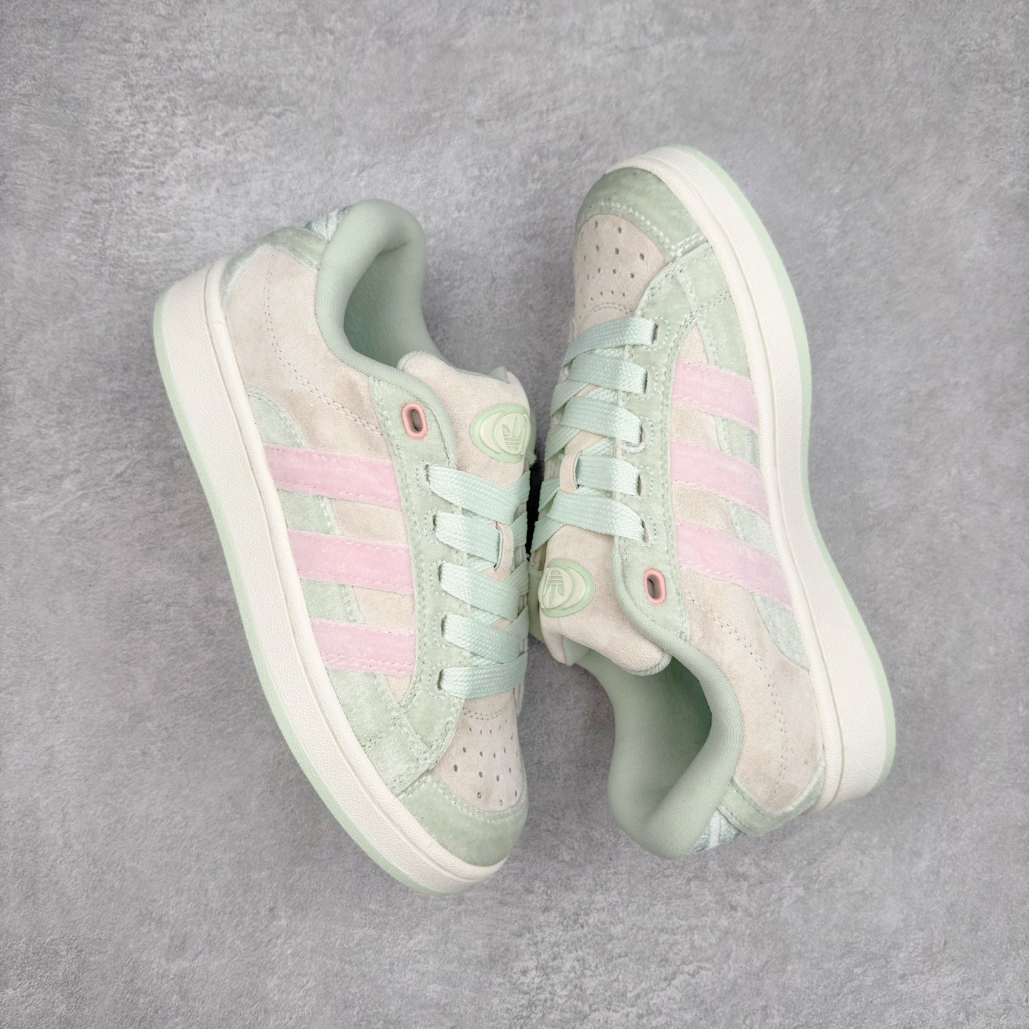 图片[3]-＃C版纯原 AD Originals Campus 00s BETA 学院系列面包风经典复古低帮百搭休闲运动板鞋 JR8054 原鞋开发 正确版型 市面唯一全鞋采用原厂头层SD皮料 正确宽版鞋盒 清洁度完美 诠释最高工艺 这次 Originals 选择了以经典复古鞋型 Campus 为蓝本打造全新面包鞋 这款鞋型联名不断 冠希当年对它更是钟爱有加 论牌面丝毫不输贝壳头、Forum 等大热鞋型 这次 Campus 一改 80 年代的瘦长造型 鞋舌、鞋身、鞋底甚至细节都变大了 营造出千禧年前后流行的面包鞋宽大廓形 因此鞋名改为 Campus 00s 鞋身采用绒面皮料搭配白色常规皮革 质感上还是延续了经典 Campus 的设计 鞋舌填充更加饱满 让鞋款整体看起来更加圆润 搭配上这款浅蓝配色 「蓝胖子」造型真的很可爱 鞋舌还加入了与以往 Campus 不同的全新三叶草 Logo 令造型更具千禧气息 鞋带也采用了加宽的设计 如果你不喜欢 这次还附送了传统鞋带可以替换 鞋底采用了米黄做旧设计 凸显鞋款的复古年代感 除了清新可人的浅蓝配色 还有一款酷灰配色 造型更加硬朗复古 而且相比浅蓝配色更加耐脏 尺码：36 36⅔ 37⅓ 38 38⅔ 39⅓ 40 40⅔ 41⅓ 42 42⅔ 43⅓ 44 44 ⅓ 45-选品中心