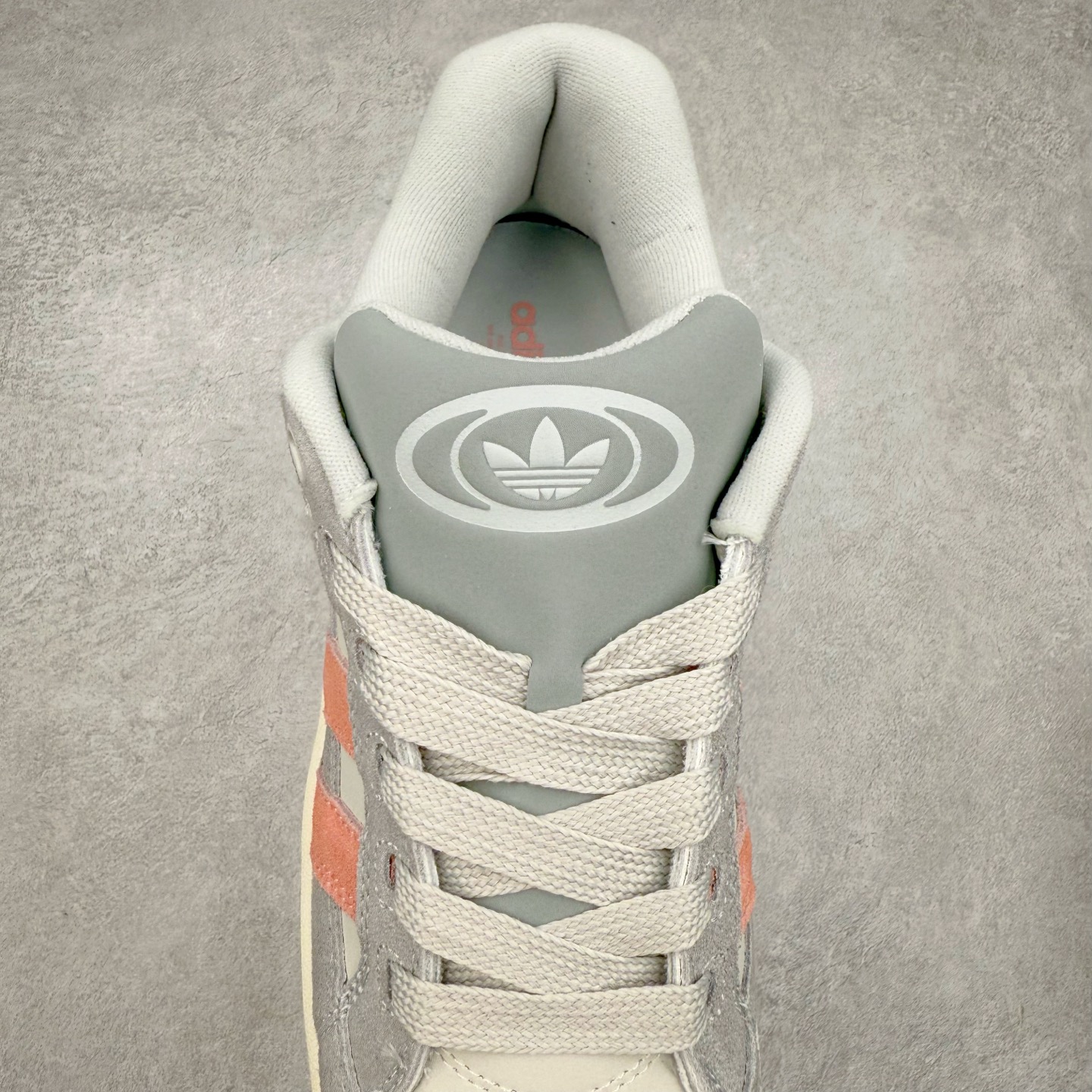 图片[5]-＃C版纯原 AD Originals Campus 00s BETA 学院系列面包风经典复古低帮百搭休闲运动板鞋 JH9780 原鞋开发 正确版型 市面唯一全鞋采用原厂头层SD皮料 正确宽版鞋盒 清洁度完美 诠释最高工艺 这次 Originals 选择了以经典复古鞋型 Campus 为蓝本打造全新面包鞋 这款鞋型联名不断 冠希当年对它更是钟爱有加 论牌面丝毫不输贝壳头、Forum 等大热鞋型 这次 Campus 一改 80 年代的瘦长造型 鞋舌、鞋身、鞋底甚至细节都变大了 营造出千禧年前后流行的面包鞋宽大廓形 因此鞋名改为 Campus 00s 鞋身采用绒面皮料搭配白色常规皮革 质感上还是延续了经典 Campus 的设计 鞋舌填充更加饱满 让鞋款整体看起来更加圆润 搭配上这款浅蓝配色 「蓝胖子」造型真的很可爱 鞋舌还加入了与以往 Campus 不同的全新三叶草 Logo 令造型更具千禧气息 鞋带也采用了加宽的设计 如果你不喜欢 这次还附送了传统鞋带可以替换 鞋底采用了米黄做旧设计 凸显鞋款的复古年代感 除了清新可人的浅蓝配色 还有一款酷灰配色 造型更加硬朗复古 而且相比浅蓝配色更加耐脏 尺码：36 36⅔ 37⅓ 38 38⅔ 39⅓ 40 40⅔ 41⅓ 42 42⅔ 43⅓ 44 44 ⅓ 45-选品中心