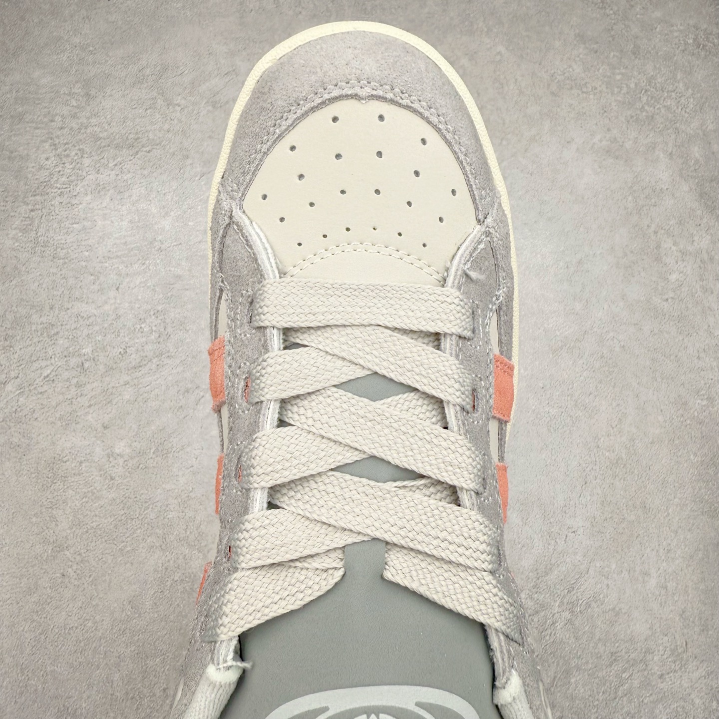 图片[4]-＃C版纯原 AD Originals Campus 00s BETA 学院系列面包风经典复古低帮百搭休闲运动板鞋 JH9780 原鞋开发 正确版型 市面唯一全鞋采用原厂头层SD皮料 正确宽版鞋盒 清洁度完美 诠释最高工艺 这次 Originals 选择了以经典复古鞋型 Campus 为蓝本打造全新面包鞋 这款鞋型联名不断 冠希当年对它更是钟爱有加 论牌面丝毫不输贝壳头、Forum 等大热鞋型 这次 Campus 一改 80 年代的瘦长造型 鞋舌、鞋身、鞋底甚至细节都变大了 营造出千禧年前后流行的面包鞋宽大廓形 因此鞋名改为 Campus 00s 鞋身采用绒面皮料搭配白色常规皮革 质感上还是延续了经典 Campus 的设计 鞋舌填充更加饱满 让鞋款整体看起来更加圆润 搭配上这款浅蓝配色 「蓝胖子」造型真的很可爱 鞋舌还加入了与以往 Campus 不同的全新三叶草 Logo 令造型更具千禧气息 鞋带也采用了加宽的设计 如果你不喜欢 这次还附送了传统鞋带可以替换 鞋底采用了米黄做旧设计 凸显鞋款的复古年代感 除了清新可人的浅蓝配色 还有一款酷灰配色 造型更加硬朗复古 而且相比浅蓝配色更加耐脏 尺码：36 36⅔ 37⅓ 38 38⅔ 39⅓ 40 40⅔ 41⅓ 42 42⅔ 43⅓ 44 44 ⅓ 45-选品中心