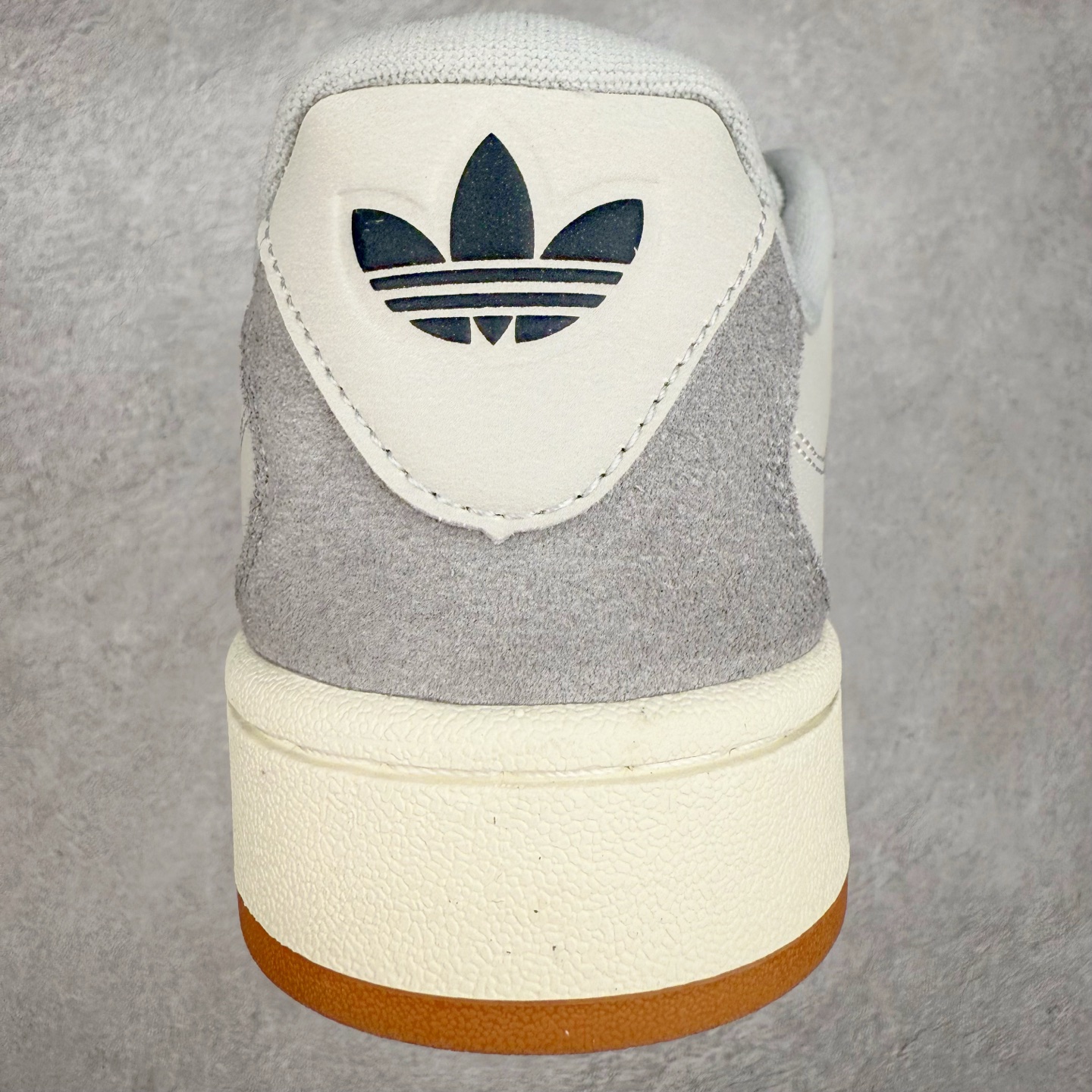 图片[8]-＃C版纯原 AD Originals Campus 00s BETA 学院系列面包风经典复古低帮百搭休闲运动板鞋 JH9780 原鞋开发 正确版型 市面唯一全鞋采用原厂头层SD皮料 正确宽版鞋盒 清洁度完美 诠释最高工艺 这次 Originals 选择了以经典复古鞋型 Campus 为蓝本打造全新面包鞋 这款鞋型联名不断 冠希当年对它更是钟爱有加 论牌面丝毫不输贝壳头、Forum 等大热鞋型 这次 Campus 一改 80 年代的瘦长造型 鞋舌、鞋身、鞋底甚至细节都变大了 营造出千禧年前后流行的面包鞋宽大廓形 因此鞋名改为 Campus 00s 鞋身采用绒面皮料搭配白色常规皮革 质感上还是延续了经典 Campus 的设计 鞋舌填充更加饱满 让鞋款整体看起来更加圆润 搭配上这款浅蓝配色 「蓝胖子」造型真的很可爱 鞋舌还加入了与以往 Campus 不同的全新三叶草 Logo 令造型更具千禧气息 鞋带也采用了加宽的设计 如果你不喜欢 这次还附送了传统鞋带可以替换 鞋底采用了米黄做旧设计 凸显鞋款的复古年代感 除了清新可人的浅蓝配色 还有一款酷灰配色 造型更加硬朗复古 而且相比浅蓝配色更加耐脏 尺码：36 36⅔ 37⅓ 38 38⅔ 39⅓ 40 40⅔ 41⅓ 42 42⅔ 43⅓ 44 44 ⅓ 45-选品中心