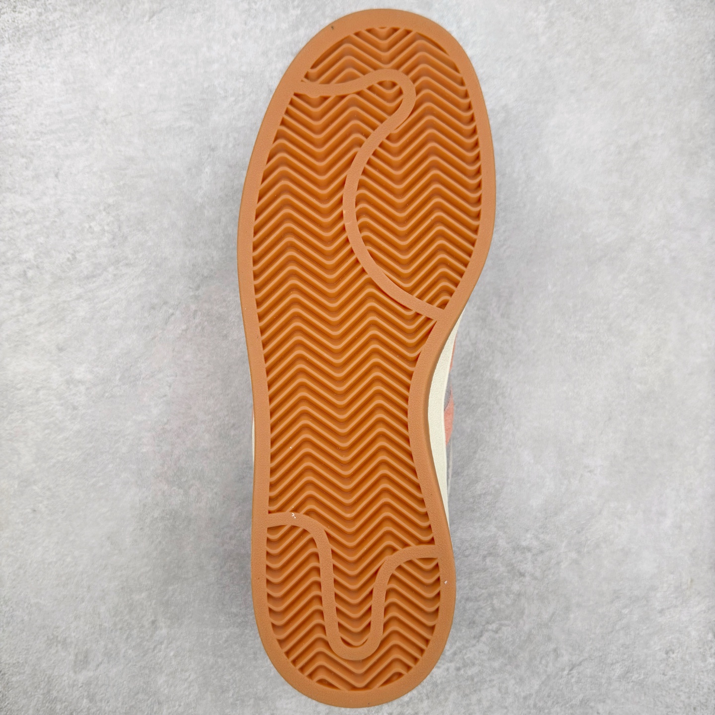 图片[9]-＃C版纯原 AD Originals Campus 00s BETA 学院系列面包风经典复古低帮百搭休闲运动板鞋 JH9780 原鞋开发 正确版型 市面唯一全鞋采用原厂头层SD皮料 正确宽版鞋盒 清洁度完美 诠释最高工艺 这次 Originals 选择了以经典复古鞋型 Campus 为蓝本打造全新面包鞋 这款鞋型联名不断 冠希当年对它更是钟爱有加 论牌面丝毫不输贝壳头、Forum 等大热鞋型 这次 Campus 一改 80 年代的瘦长造型 鞋舌、鞋身、鞋底甚至细节都变大了 营造出千禧年前后流行的面包鞋宽大廓形 因此鞋名改为 Campus 00s 鞋身采用绒面皮料搭配白色常规皮革 质感上还是延续了经典 Campus 的设计 鞋舌填充更加饱满 让鞋款整体看起来更加圆润 搭配上这款浅蓝配色 「蓝胖子」造型真的很可爱 鞋舌还加入了与以往 Campus 不同的全新三叶草 Logo 令造型更具千禧气息 鞋带也采用了加宽的设计 如果你不喜欢 这次还附送了传统鞋带可以替换 鞋底采用了米黄做旧设计 凸显鞋款的复古年代感 除了清新可人的浅蓝配色 还有一款酷灰配色 造型更加硬朗复古 而且相比浅蓝配色更加耐脏 尺码：36 36⅔ 37⅓ 38 38⅔ 39⅓ 40 40⅔ 41⅓ 42 42⅔ 43⅓ 44 44 ⅓ 45-选品中心