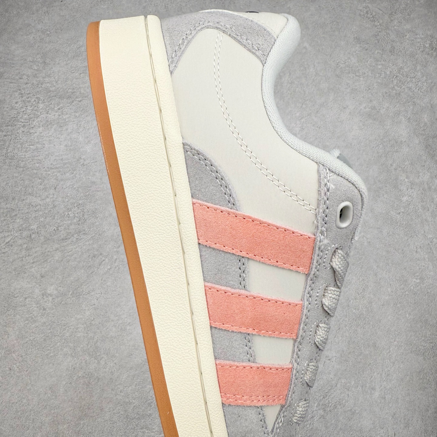 图片[6]-＃C版纯原 AD Originals Campus 00s BETA 学院系列面包风经典复古低帮百搭休闲运动板鞋 JH9780 原鞋开发 正确版型 市面唯一全鞋采用原厂头层SD皮料 正确宽版鞋盒 清洁度完美 诠释最高工艺 这次 Originals 选择了以经典复古鞋型 Campus 为蓝本打造全新面包鞋 这款鞋型联名不断 冠希当年对它更是钟爱有加 论牌面丝毫不输贝壳头、Forum 等大热鞋型 这次 Campus 一改 80 年代的瘦长造型 鞋舌、鞋身、鞋底甚至细节都变大了 营造出千禧年前后流行的面包鞋宽大廓形 因此鞋名改为 Campus 00s 鞋身采用绒面皮料搭配白色常规皮革 质感上还是延续了经典 Campus 的设计 鞋舌填充更加饱满 让鞋款整体看起来更加圆润 搭配上这款浅蓝配色 「蓝胖子」造型真的很可爱 鞋舌还加入了与以往 Campus 不同的全新三叶草 Logo 令造型更具千禧气息 鞋带也采用了加宽的设计 如果你不喜欢 这次还附送了传统鞋带可以替换 鞋底采用了米黄做旧设计 凸显鞋款的复古年代感 除了清新可人的浅蓝配色 还有一款酷灰配色 造型更加硬朗复古 而且相比浅蓝配色更加耐脏 尺码：36 36⅔ 37⅓ 38 38⅔ 39⅓ 40 40⅔ 41⅓ 42 42⅔ 43⅓ 44 44 ⅓ 45-选品中心