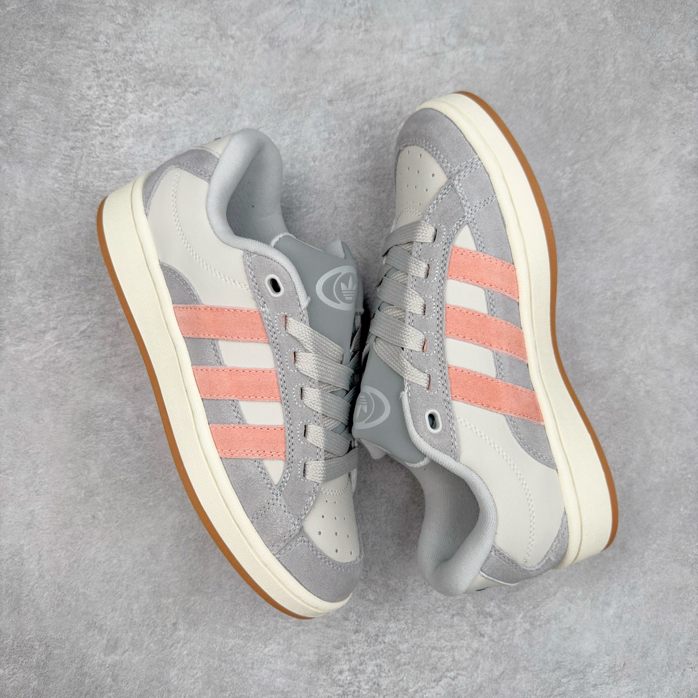 图片[3]-＃C版纯原 AD Originals Campus 00s BETA 学院系列面包风经典复古低帮百搭休闲运动板鞋 JH9780 原鞋开发 正确版型 市面唯一全鞋采用原厂头层SD皮料 正确宽版鞋盒 清洁度完美 诠释最高工艺 这次 Originals 选择了以经典复古鞋型 Campus 为蓝本打造全新面包鞋 这款鞋型联名不断 冠希当年对它更是钟爱有加 论牌面丝毫不输贝壳头、Forum 等大热鞋型 这次 Campus 一改 80 年代的瘦长造型 鞋舌、鞋身、鞋底甚至细节都变大了 营造出千禧年前后流行的面包鞋宽大廓形 因此鞋名改为 Campus 00s 鞋身采用绒面皮料搭配白色常规皮革 质感上还是延续了经典 Campus 的设计 鞋舌填充更加饱满 让鞋款整体看起来更加圆润 搭配上这款浅蓝配色 「蓝胖子」造型真的很可爱 鞋舌还加入了与以往 Campus 不同的全新三叶草 Logo 令造型更具千禧气息 鞋带也采用了加宽的设计 如果你不喜欢 这次还附送了传统鞋带可以替换 鞋底采用了米黄做旧设计 凸显鞋款的复古年代感 除了清新可人的浅蓝配色 还有一款酷灰配色 造型更加硬朗复古 而且相比浅蓝配色更加耐脏 尺码：36 36⅔ 37⅓ 38 38⅔ 39⅓ 40 40⅔ 41⅓ 42 42⅔ 43⅓ 44 44 ⅓ 45-选品中心