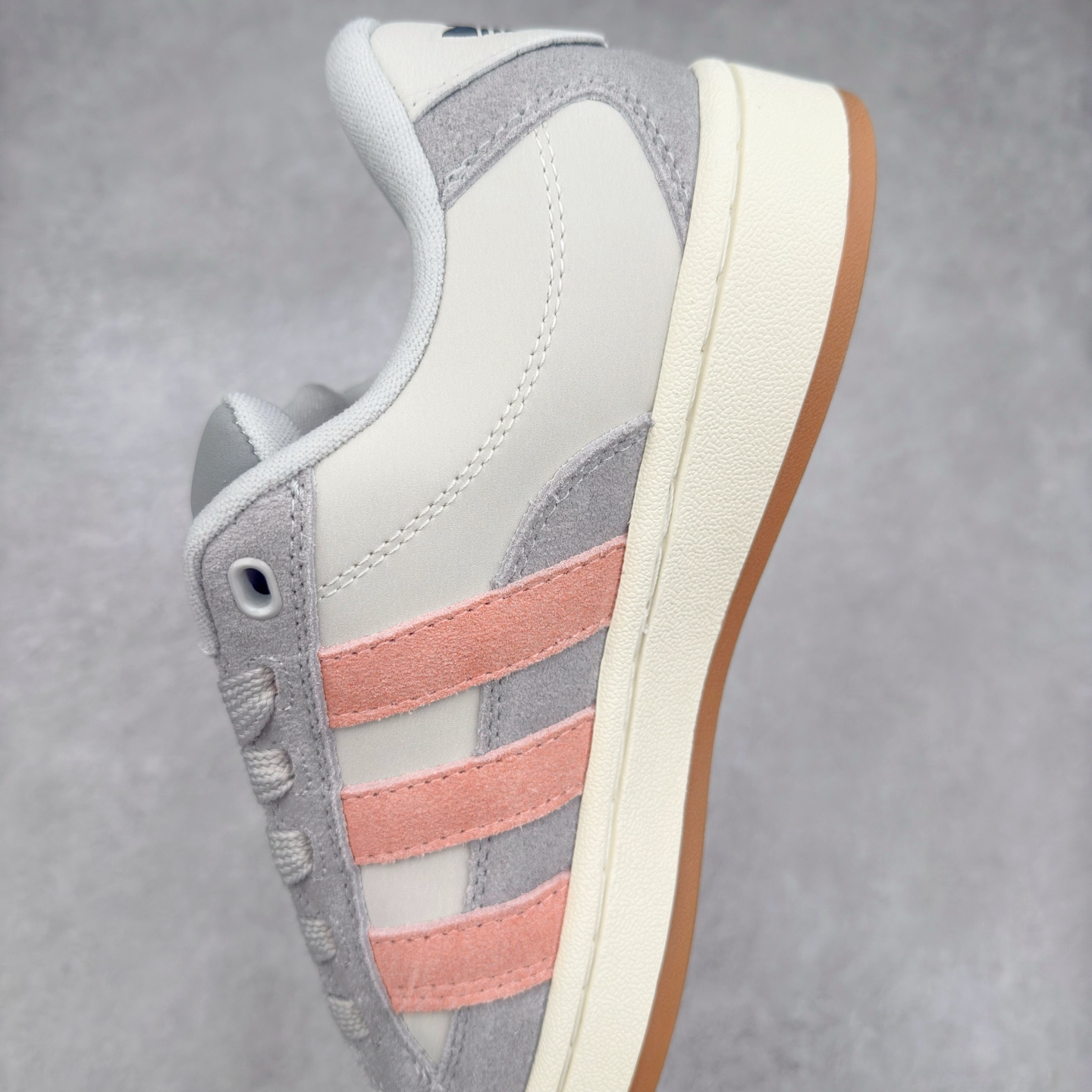 图片[7]-＃C版纯原 AD Originals Campus 00s BETA 学院系列面包风经典复古低帮百搭休闲运动板鞋 JH9780 原鞋开发 正确版型 市面唯一全鞋采用原厂头层SD皮料 正确宽版鞋盒 清洁度完美 诠释最高工艺 这次 Originals 选择了以经典复古鞋型 Campus 为蓝本打造全新面包鞋 这款鞋型联名不断 冠希当年对它更是钟爱有加 论牌面丝毫不输贝壳头、Forum 等大热鞋型 这次 Campus 一改 80 年代的瘦长造型 鞋舌、鞋身、鞋底甚至细节都变大了 营造出千禧年前后流行的面包鞋宽大廓形 因此鞋名改为 Campus 00s 鞋身采用绒面皮料搭配白色常规皮革 质感上还是延续了经典 Campus 的设计 鞋舌填充更加饱满 让鞋款整体看起来更加圆润 搭配上这款浅蓝配色 「蓝胖子」造型真的很可爱 鞋舌还加入了与以往 Campus 不同的全新三叶草 Logo 令造型更具千禧气息 鞋带也采用了加宽的设计 如果你不喜欢 这次还附送了传统鞋带可以替换 鞋底采用了米黄做旧设计 凸显鞋款的复古年代感 除了清新可人的浅蓝配色 还有一款酷灰配色 造型更加硬朗复古 而且相比浅蓝配色更加耐脏 尺码：36 36⅔ 37⅓ 38 38⅔ 39⅓ 40 40⅔ 41⅓ 42 42⅔ 43⅓ 44 44 ⅓ 45-选品中心