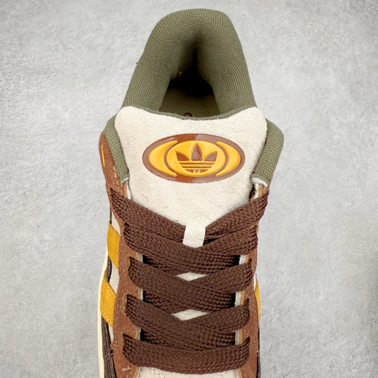 图片[5]-＃C版纯原 AD Originals Campus 00s BETA 学院系列面包风经典复古低帮百搭休闲运动板鞋 JR8047 原鞋开发 正确版型 市面唯一全鞋采用原厂头层SD皮料 正确宽版鞋盒 清洁度完美 诠释最高工艺 这次 Originals 选择了以经典复古鞋型 Campus 为蓝本打造全新面包鞋 这款鞋型联名不断 冠希当年对它更是钟爱有加 论牌面丝毫不输贝壳头、Forum 等大热鞋型 这次 Campus 一改 80 年代的瘦长造型 鞋舌、鞋身、鞋底甚至细节都变大了 营造出千禧年前后流行的面包鞋宽大廓形 因此鞋名改为 Campus 00s 鞋身采用绒面皮料搭配白色常规皮革 质感上还是延续了经典 Campus 的设计 鞋舌填充更加饱满 让鞋款整体看起来更加圆润 搭配上这款浅蓝配色 「蓝胖子」造型真的很可爱 鞋舌还加入了与以往 Campus 不同的全新三叶草 Logo 令造型更具千禧气息 鞋带也采用了加宽的设计 如果你不喜欢 这次还附送了传统鞋带可以替换 鞋底采用了米黄做旧设计 凸显鞋款的复古年代感 除了清新可人的浅蓝配色 还有一款酷灰配色 造型更加硬朗复古 而且相比浅蓝配色更加耐脏 尺码：36 36⅔ 37⅓ 38 38⅔ 39⅓ 40 40⅔ 41⅓ 42 42⅔ 43⅓ 44 44 ⅓ 45-选品中心