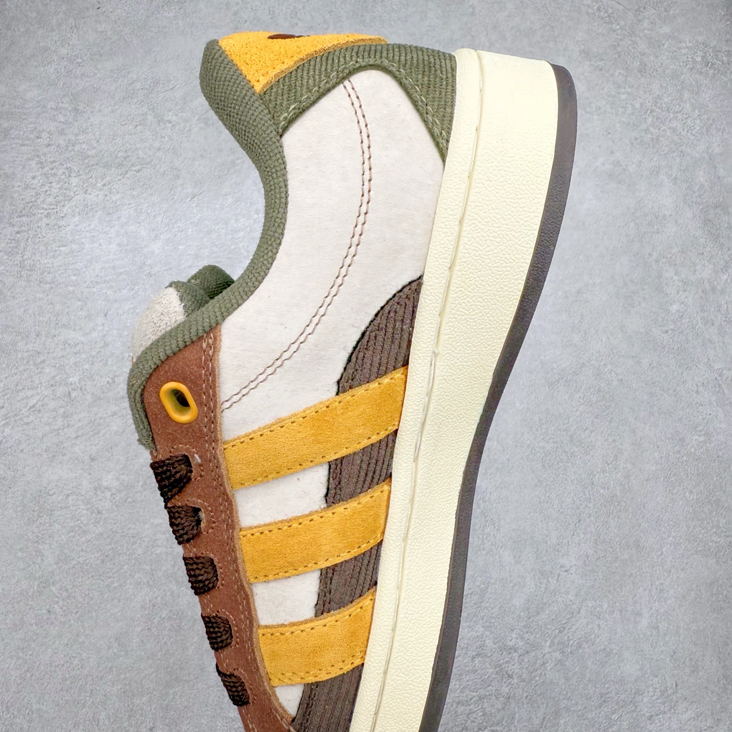 图片[7]-＃C版纯原 AD Originals Campus 00s BETA 学院系列面包风经典复古低帮百搭休闲运动板鞋 JR8047 原鞋开发 正确版型 市面唯一全鞋采用原厂头层SD皮料 正确宽版鞋盒 清洁度完美 诠释最高工艺 这次 Originals 选择了以经典复古鞋型 Campus 为蓝本打造全新面包鞋 这款鞋型联名不断 冠希当年对它更是钟爱有加 论牌面丝毫不输贝壳头、Forum 等大热鞋型 这次 Campus 一改 80 年代的瘦长造型 鞋舌、鞋身、鞋底甚至细节都变大了 营造出千禧年前后流行的面包鞋宽大廓形 因此鞋名改为 Campus 00s 鞋身采用绒面皮料搭配白色常规皮革 质感上还是延续了经典 Campus 的设计 鞋舌填充更加饱满 让鞋款整体看起来更加圆润 搭配上这款浅蓝配色 「蓝胖子」造型真的很可爱 鞋舌还加入了与以往 Campus 不同的全新三叶草 Logo 令造型更具千禧气息 鞋带也采用了加宽的设计 如果你不喜欢 这次还附送了传统鞋带可以替换 鞋底采用了米黄做旧设计 凸显鞋款的复古年代感 除了清新可人的浅蓝配色 还有一款酷灰配色 造型更加硬朗复古 而且相比浅蓝配色更加耐脏 尺码：36 36⅔ 37⅓ 38 38⅔ 39⅓ 40 40⅔ 41⅓ 42 42⅔ 43⅓ 44 44 ⅓ 45-选品中心