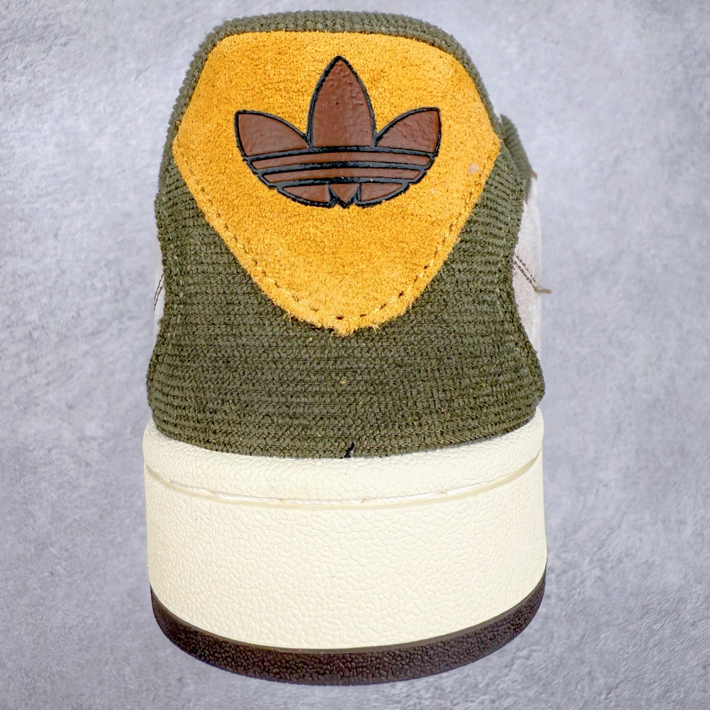 图片[8]-＃C版纯原 AD Originals Campus 00s BETA 学院系列面包风经典复古低帮百搭休闲运动板鞋 JR8047 原鞋开发 正确版型 市面唯一全鞋采用原厂头层SD皮料 正确宽版鞋盒 清洁度完美 诠释最高工艺 这次 Originals 选择了以经典复古鞋型 Campus 为蓝本打造全新面包鞋 这款鞋型联名不断 冠希当年对它更是钟爱有加 论牌面丝毫不输贝壳头、Forum 等大热鞋型 这次 Campus 一改 80 年代的瘦长造型 鞋舌、鞋身、鞋底甚至细节都变大了 营造出千禧年前后流行的面包鞋宽大廓形 因此鞋名改为 Campus 00s 鞋身采用绒面皮料搭配白色常规皮革 质感上还是延续了经典 Campus 的设计 鞋舌填充更加饱满 让鞋款整体看起来更加圆润 搭配上这款浅蓝配色 「蓝胖子」造型真的很可爱 鞋舌还加入了与以往 Campus 不同的全新三叶草 Logo 令造型更具千禧气息 鞋带也采用了加宽的设计 如果你不喜欢 这次还附送了传统鞋带可以替换 鞋底采用了米黄做旧设计 凸显鞋款的复古年代感 除了清新可人的浅蓝配色 还有一款酷灰配色 造型更加硬朗复古 而且相比浅蓝配色更加耐脏 尺码：36 36⅔ 37⅓ 38 38⅔ 39⅓ 40 40⅔ 41⅓ 42 42⅔ 43⅓ 44 44 ⅓ 45-选品中心