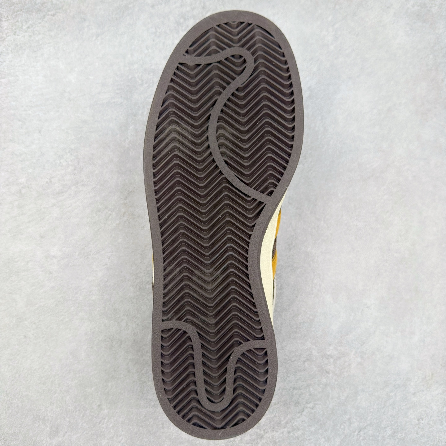 图片[9]-＃C版纯原 AD Originals Campus 00s BETA 学院系列面包风经典复古低帮百搭休闲运动板鞋 JR8047 原鞋开发 正确版型 市面唯一全鞋采用原厂头层SD皮料 正确宽版鞋盒 清洁度完美 诠释最高工艺 这次 Originals 选择了以经典复古鞋型 Campus 为蓝本打造全新面包鞋 这款鞋型联名不断 冠希当年对它更是钟爱有加 论牌面丝毫不输贝壳头、Forum 等大热鞋型 这次 Campus 一改 80 年代的瘦长造型 鞋舌、鞋身、鞋底甚至细节都变大了 营造出千禧年前后流行的面包鞋宽大廓形 因此鞋名改为 Campus 00s 鞋身采用绒面皮料搭配白色常规皮革 质感上还是延续了经典 Campus 的设计 鞋舌填充更加饱满 让鞋款整体看起来更加圆润 搭配上这款浅蓝配色 「蓝胖子」造型真的很可爱 鞋舌还加入了与以往 Campus 不同的全新三叶草 Logo 令造型更具千禧气息 鞋带也采用了加宽的设计 如果你不喜欢 这次还附送了传统鞋带可以替换 鞋底采用了米黄做旧设计 凸显鞋款的复古年代感 除了清新可人的浅蓝配色 还有一款酷灰配色 造型更加硬朗复古 而且相比浅蓝配色更加耐脏 尺码：36 36⅔ 37⅓ 38 38⅔ 39⅓ 40 40⅔ 41⅓ 42 42⅔ 43⅓ 44 44 ⅓ 45-选品中心