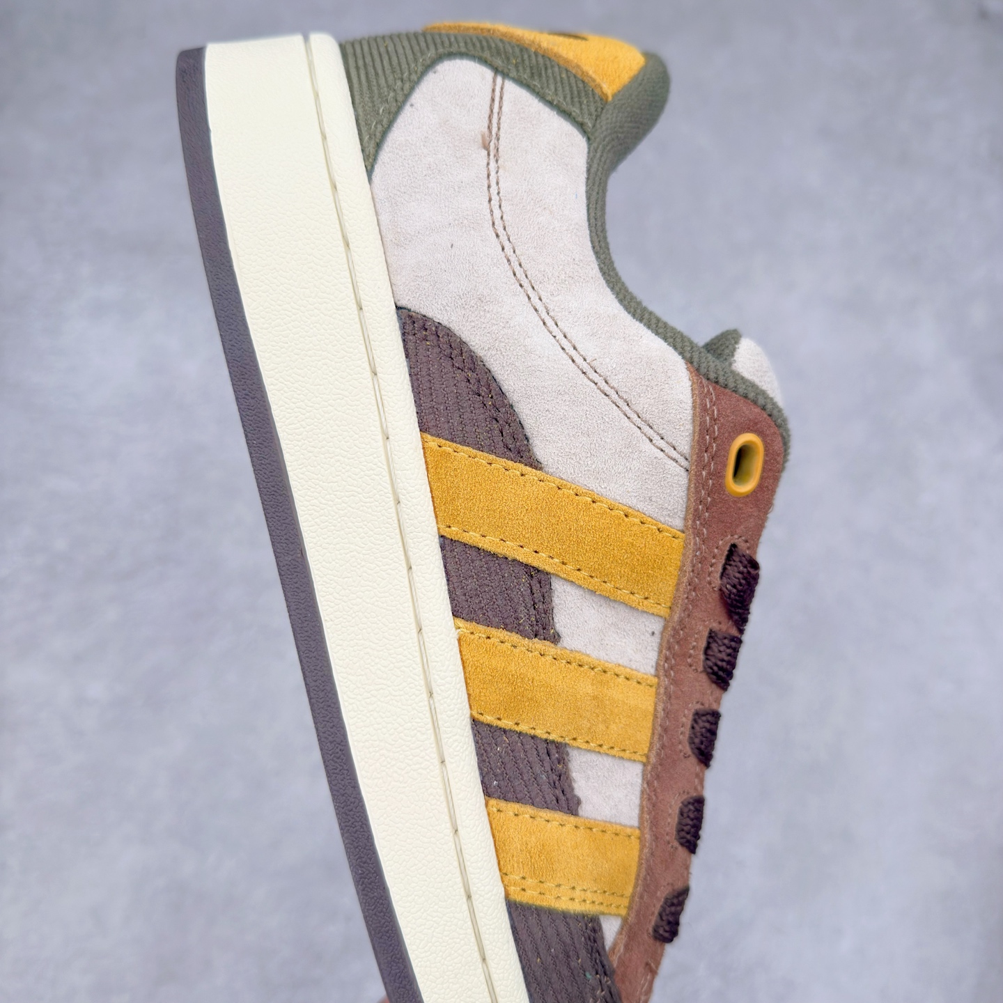 图片[6]-＃C版纯原 AD Originals Campus 00s BETA 学院系列面包风经典复古低帮百搭休闲运动板鞋 JR8047 原鞋开发 正确版型 市面唯一全鞋采用原厂头层SD皮料 正确宽版鞋盒 清洁度完美 诠释最高工艺 这次 Originals 选择了以经典复古鞋型 Campus 为蓝本打造全新面包鞋 这款鞋型联名不断 冠希当年对它更是钟爱有加 论牌面丝毫不输贝壳头、Forum 等大热鞋型 这次 Campus 一改 80 年代的瘦长造型 鞋舌、鞋身、鞋底甚至细节都变大了 营造出千禧年前后流行的面包鞋宽大廓形 因此鞋名改为 Campus 00s 鞋身采用绒面皮料搭配白色常规皮革 质感上还是延续了经典 Campus 的设计 鞋舌填充更加饱满 让鞋款整体看起来更加圆润 搭配上这款浅蓝配色 「蓝胖子」造型真的很可爱 鞋舌还加入了与以往 Campus 不同的全新三叶草 Logo 令造型更具千禧气息 鞋带也采用了加宽的设计 如果你不喜欢 这次还附送了传统鞋带可以替换 鞋底采用了米黄做旧设计 凸显鞋款的复古年代感 除了清新可人的浅蓝配色 还有一款酷灰配色 造型更加硬朗复古 而且相比浅蓝配色更加耐脏 尺码：36 36⅔ 37⅓ 38 38⅔ 39⅓ 40 40⅔ 41⅓ 42 42⅔ 43⅓ 44 44 ⅓ 45-选品中心