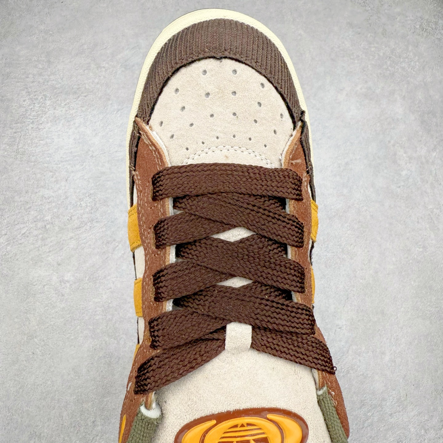 图片[4]-＃C版纯原 AD Originals Campus 00s BETA 学院系列面包风经典复古低帮百搭休闲运动板鞋 JR8047 原鞋开发 正确版型 市面唯一全鞋采用原厂头层SD皮料 正确宽版鞋盒 清洁度完美 诠释最高工艺 这次 Originals 选择了以经典复古鞋型 Campus 为蓝本打造全新面包鞋 这款鞋型联名不断 冠希当年对它更是钟爱有加 论牌面丝毫不输贝壳头、Forum 等大热鞋型 这次 Campus 一改 80 年代的瘦长造型 鞋舌、鞋身、鞋底甚至细节都变大了 营造出千禧年前后流行的面包鞋宽大廓形 因此鞋名改为 Campus 00s 鞋身采用绒面皮料搭配白色常规皮革 质感上还是延续了经典 Campus 的设计 鞋舌填充更加饱满 让鞋款整体看起来更加圆润 搭配上这款浅蓝配色 「蓝胖子」造型真的很可爱 鞋舌还加入了与以往 Campus 不同的全新三叶草 Logo 令造型更具千禧气息 鞋带也采用了加宽的设计 如果你不喜欢 这次还附送了传统鞋带可以替换 鞋底采用了米黄做旧设计 凸显鞋款的复古年代感 除了清新可人的浅蓝配色 还有一款酷灰配色 造型更加硬朗复古 而且相比浅蓝配色更加耐脏 尺码：36 36⅔ 37⅓ 38 38⅔ 39⅓ 40 40⅔ 41⅓ 42 42⅔ 43⅓ 44 44 ⅓ 45-选品中心