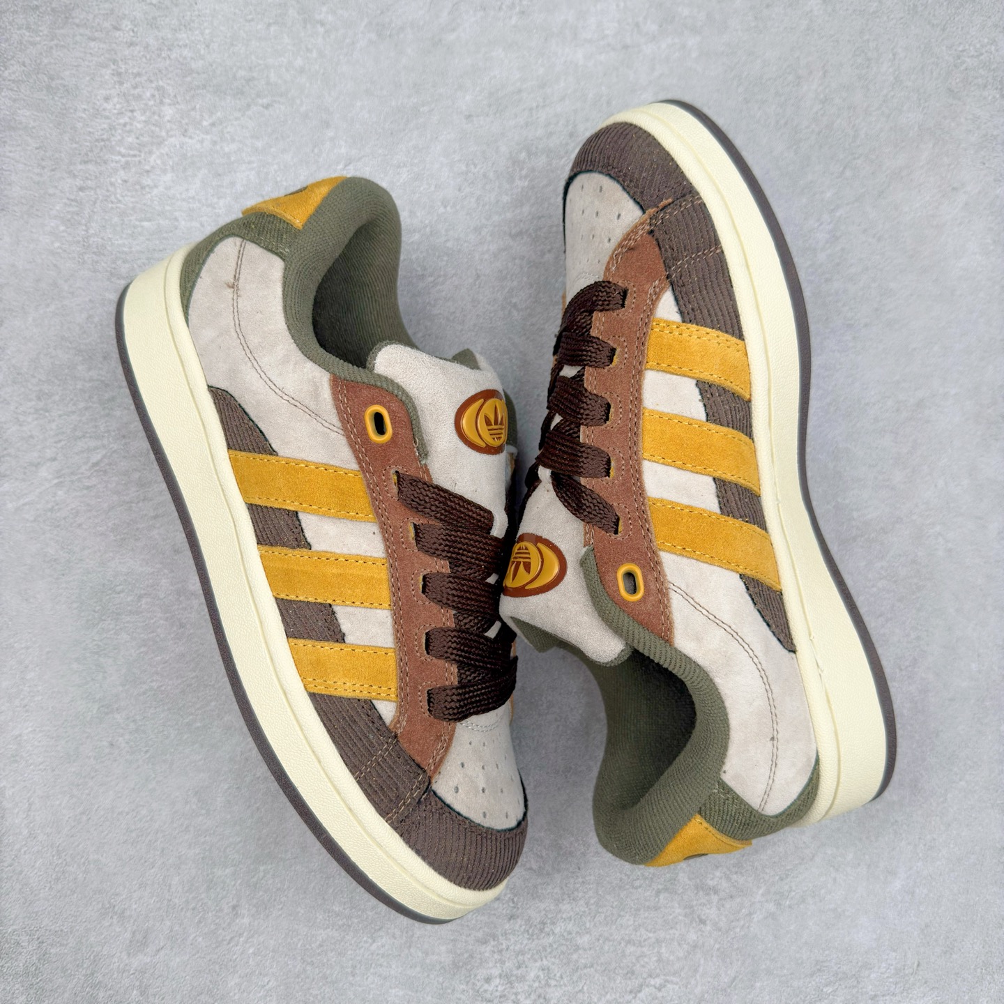 图片[3]-＃C版纯原 AD Originals Campus 00s BETA 学院系列面包风经典复古低帮百搭休闲运动板鞋 JR8047 原鞋开发 正确版型 市面唯一全鞋采用原厂头层SD皮料 正确宽版鞋盒 清洁度完美 诠释最高工艺 这次 Originals 选择了以经典复古鞋型 Campus 为蓝本打造全新面包鞋 这款鞋型联名不断 冠希当年对它更是钟爱有加 论牌面丝毫不输贝壳头、Forum 等大热鞋型 这次 Campus 一改 80 年代的瘦长造型 鞋舌、鞋身、鞋底甚至细节都变大了 营造出千禧年前后流行的面包鞋宽大廓形 因此鞋名改为 Campus 00s 鞋身采用绒面皮料搭配白色常规皮革 质感上还是延续了经典 Campus 的设计 鞋舌填充更加饱满 让鞋款整体看起来更加圆润 搭配上这款浅蓝配色 「蓝胖子」造型真的很可爱 鞋舌还加入了与以往 Campus 不同的全新三叶草 Logo 令造型更具千禧气息 鞋带也采用了加宽的设计 如果你不喜欢 这次还附送了传统鞋带可以替换 鞋底采用了米黄做旧设计 凸显鞋款的复古年代感 除了清新可人的浅蓝配色 还有一款酷灰配色 造型更加硬朗复古 而且相比浅蓝配色更加耐脏 尺码：36 36⅔ 37⅓ 38 38⅔ 39⅓ 40 40⅔ 41⅓ 42 42⅔ 43⅓ 44 44 ⅓ 45-选品中心